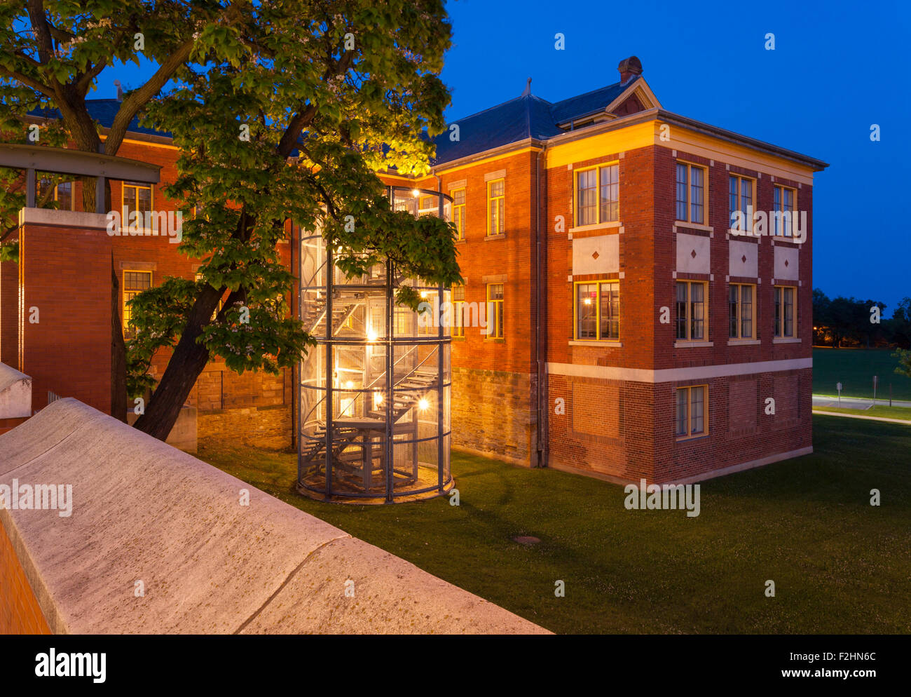 Liberal Arts & Science Building "K Building" am Humber College Lakeshore Campus in der Abenddämmerung. Toronto, Ontario, Kanada. Stockfoto