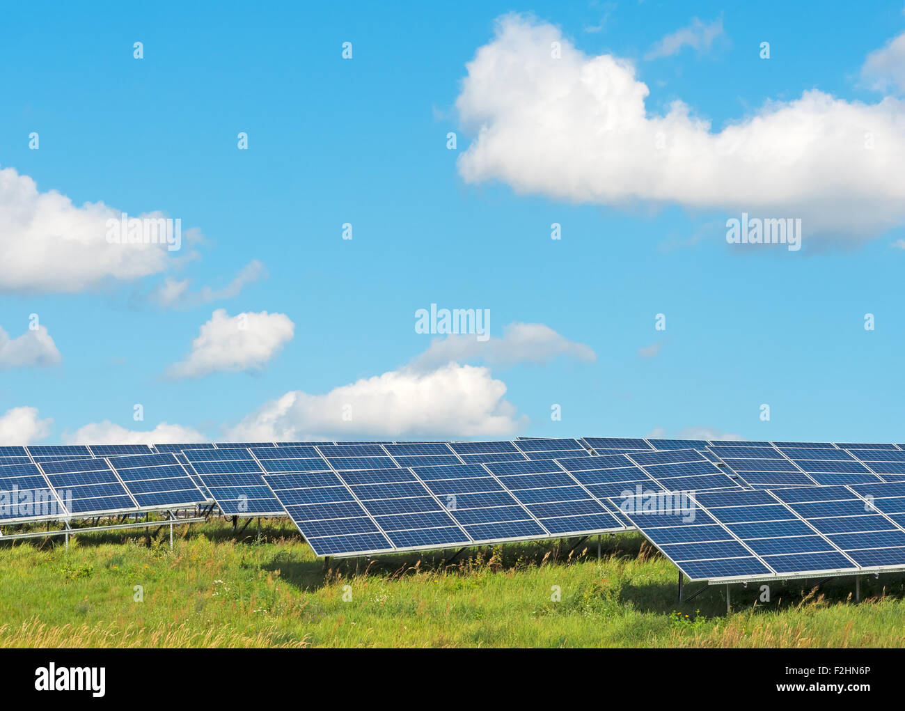 Solarpanele Unter Blauem Himmel Mit Sommerwolken Stockfoto