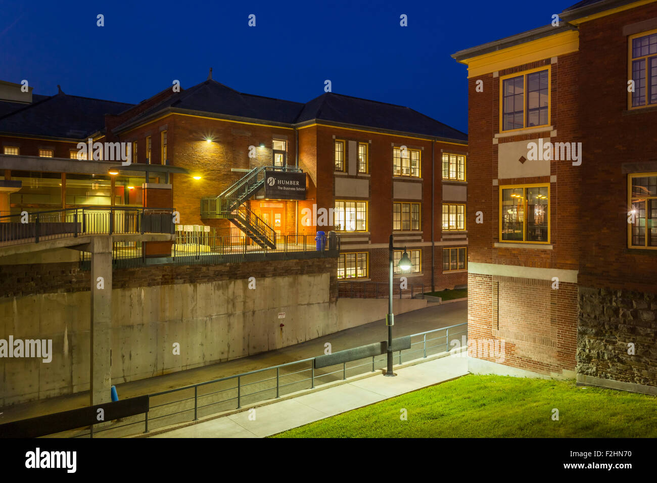 Ein Blick auf H-Gebäude am Humber College Lakeshore Campus in der Abenddämmerung in Etobicoke, Ontario, Kanada. Stockfoto