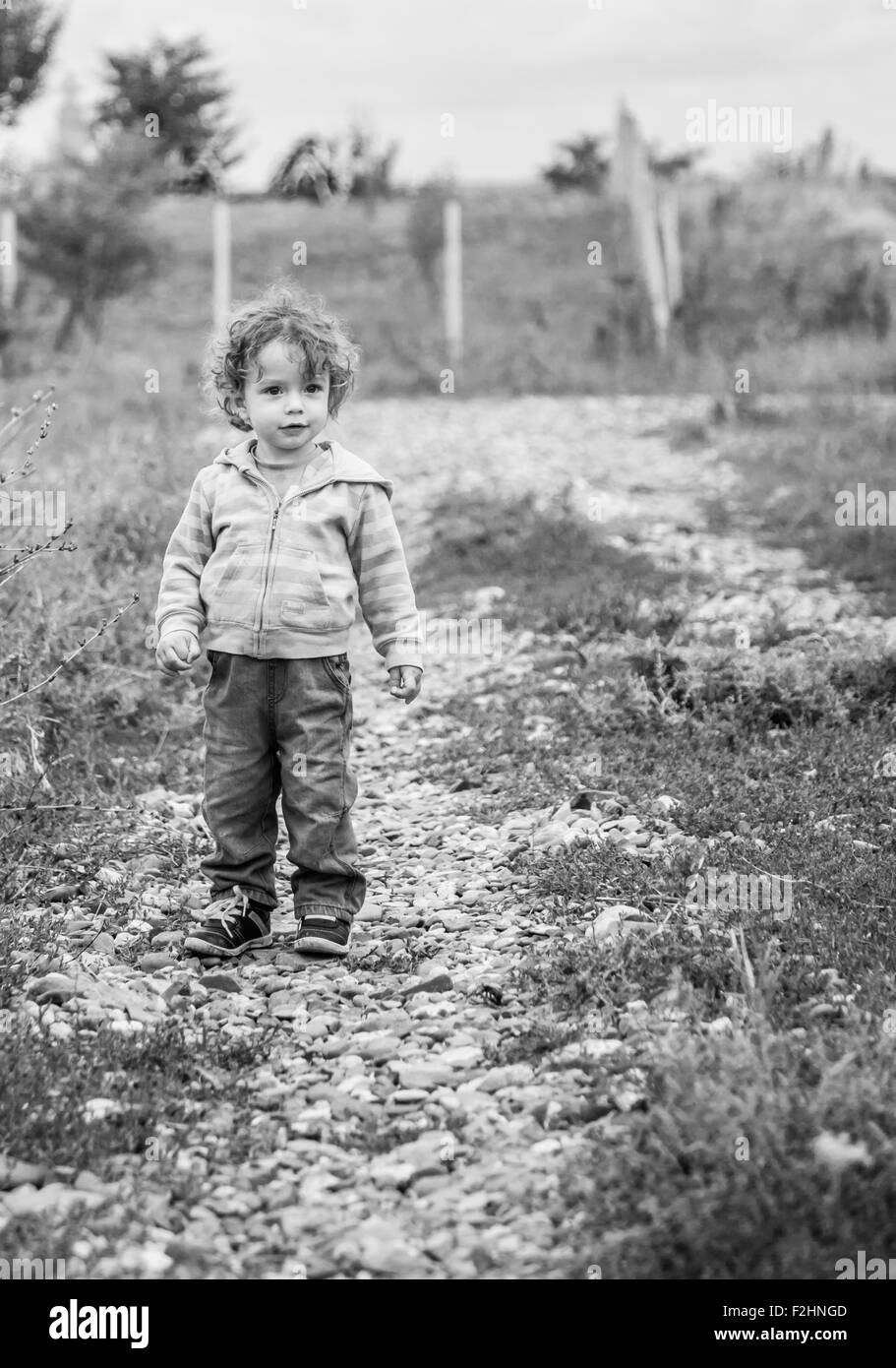 1 Jahre alten Jungen zu Fuß durch die Landschaft. Stockfoto