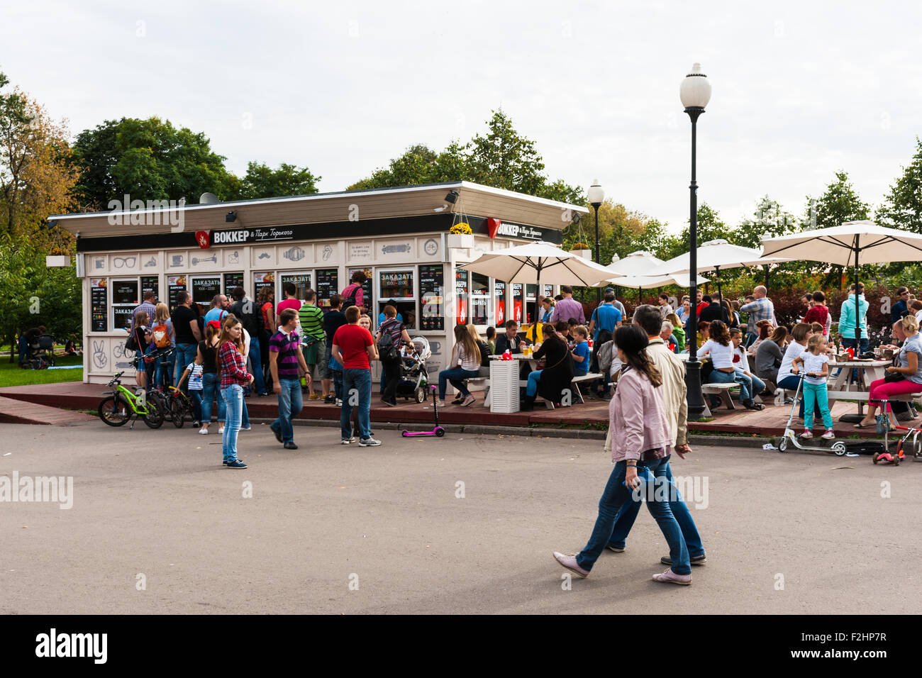 Moskau, Russland. Samstag, 19. September 2015. Warmes Wochenende. Es ist angenehm im Freien sein. Walker-Cafe im Gorki Park voll von Menschen. Bildnachweis: Alex Bilder/Alamy Live-Nachrichten Stockfoto