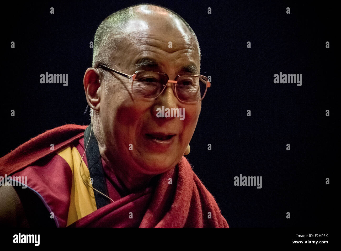 London, UK. 19. September 2015. Dalai Lama spricht mit Tausenden von Anhängern bei der 02 Arena Credit: Guy Corbishley/Alamy Live News Stockfoto