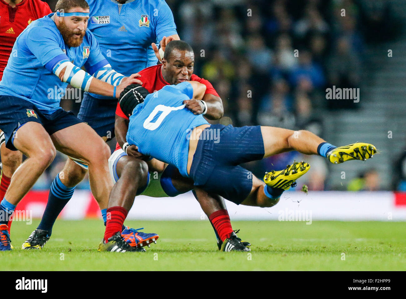 Twickenham, London, UK. 19. Sep, 2015. Rugby World Cup. Frankreich gegen Italien. Edoardo Gori Italiens von Eddy Ben Arous von Frankreich in Angriff genommen wird. Bildnachweis: Aktion Plus Sport/Alamy Live-Nachrichten Stockfoto