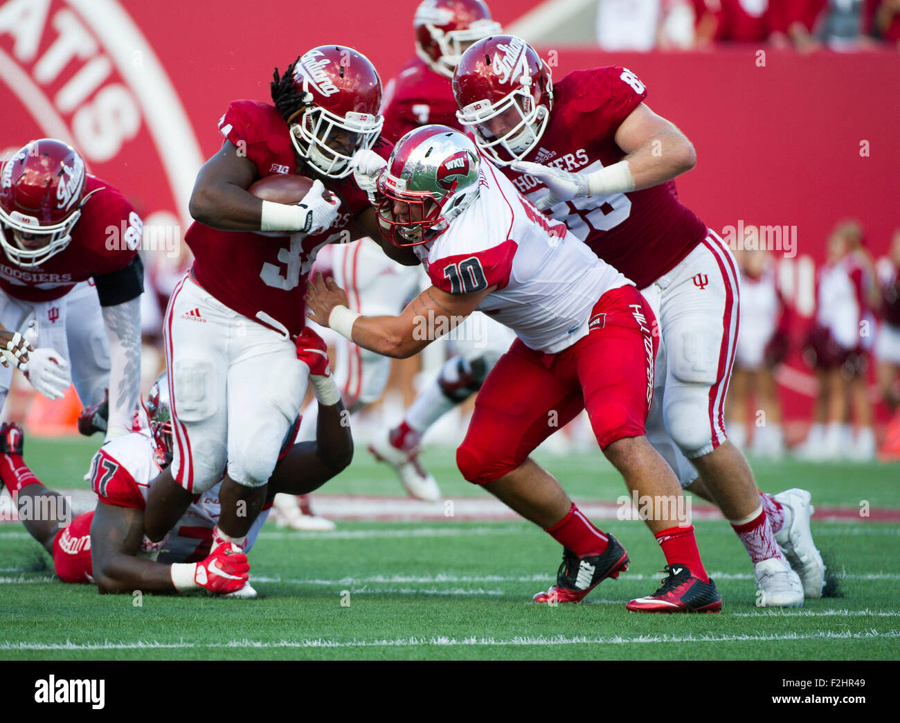 Bloomington, Indiana, USA. 19. Sep, 2015. Western Kentucky Linebacker Nick Holt (10) befasst sich Indiana läuft wieder Devine Redding (34) während der NCAA Football-Spiel im Memorial Stadium in Bloomington, Indiana.Nick Wagner/CSM/Alamy Live News Stockfoto