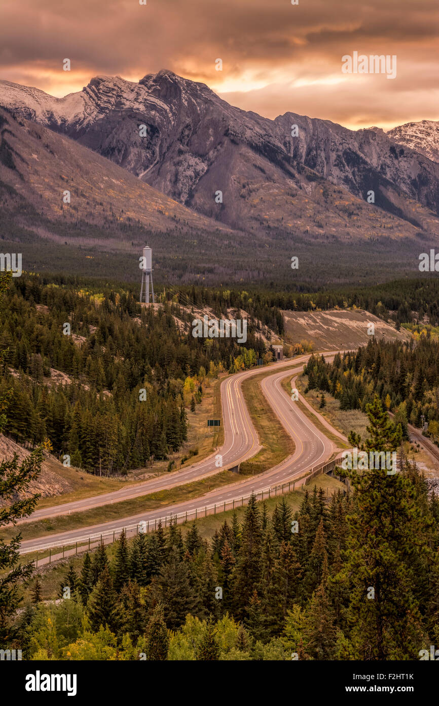 Blick auf die Autobahn 1 im wunderschönen Nationalpark Banff gelegen Stockfoto