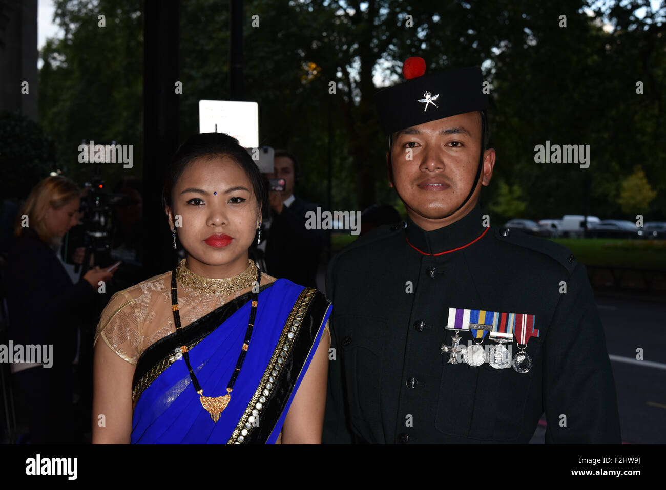 London, UK. 18. September 2015. Lanze-Obergefreites Tuljung Gurung ist ein Royal Gurkha und Frau besucht die 15. asiatischen Achievers Awards 2015 mit Grosvenor House Hotel, London. Bildnachweis: Siehe Li/Alamy Live News Stockfoto