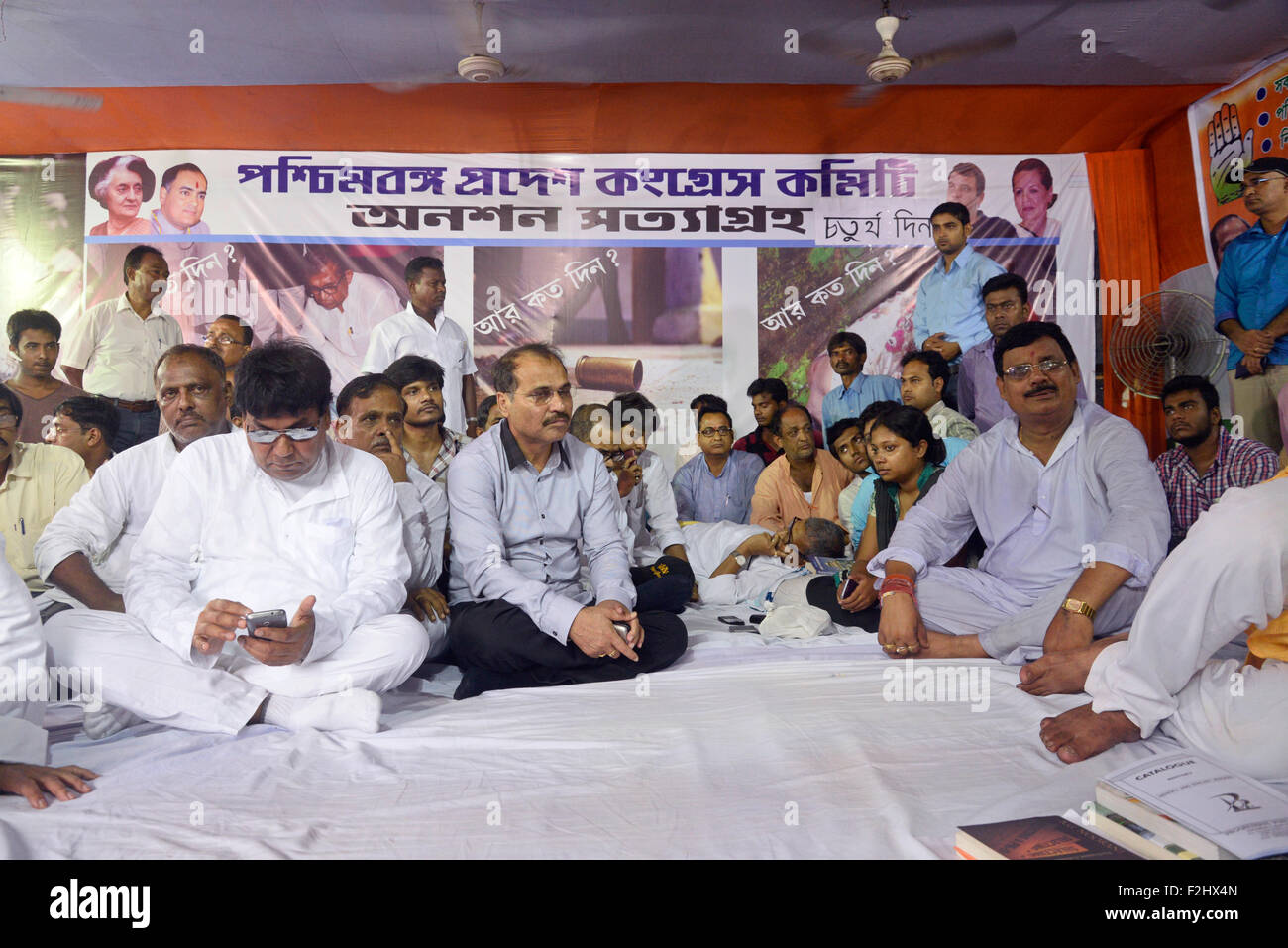 Kolkata, Indien. 20. Sep, 2015. Ehemaligen Staatspräsidenten Kongress und Sabang MLA Manas Bhuniya am vierten Tag seines unbefristeten Hungerstreik an Mahatma Gandhi Statue, Mayo Road, Kolkata protestieren gegen die Polizei Gräueltaten auf Schüler der Chhatra Parishad (CP). Präsident der West Bengal Pradesh Congress Committee Adhir Ranjan Chowdhury und MP Abhijit Mukherjee und andere Führer auch beitreten dieser Hungerstreik. Bildnachweis: Saikat Paul/Pacific Press/Alamy Live-Nachrichten Stockfoto