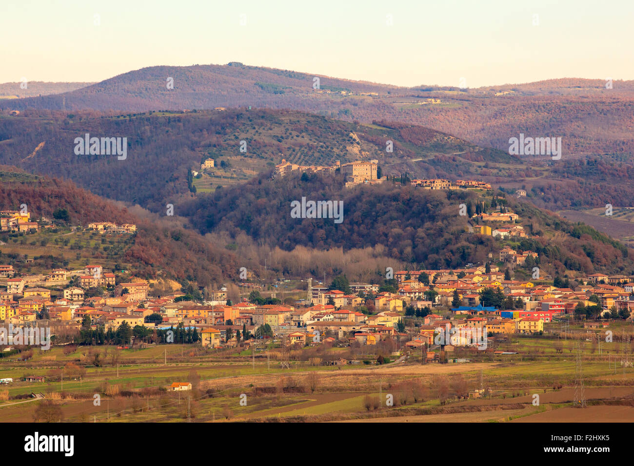 Blick auf die kleine Stadt in der italienischen Landschaft Stockfoto