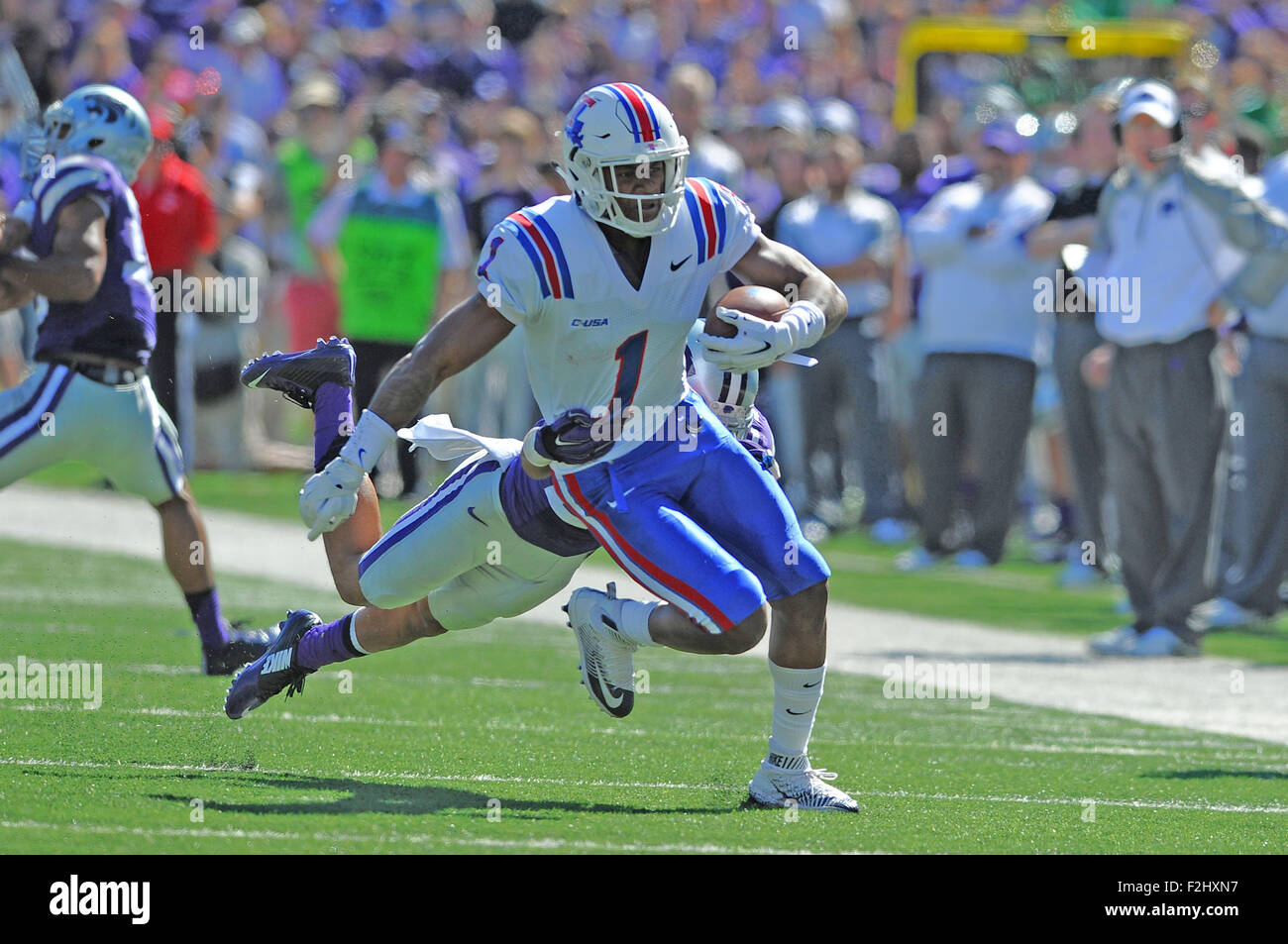 Manhattan, Kansas, USA. 19. Sep, 2015. Louisiana Tech Bulldogs Wide Receiver Carlos Henderson (1) hatte 2 Empfänge für 32 Yards für das Spiel bei der Niederlage gegen K-Staat 39-30 dreifach OT während der NCAA Football-Spiel zwischen Louisiana Tech und Kansas State Bill Snyder Familie Stadion in Manhattan, Kansas. Kendall Shaw/CSM/Alamy Live-Nachrichten Stockfoto