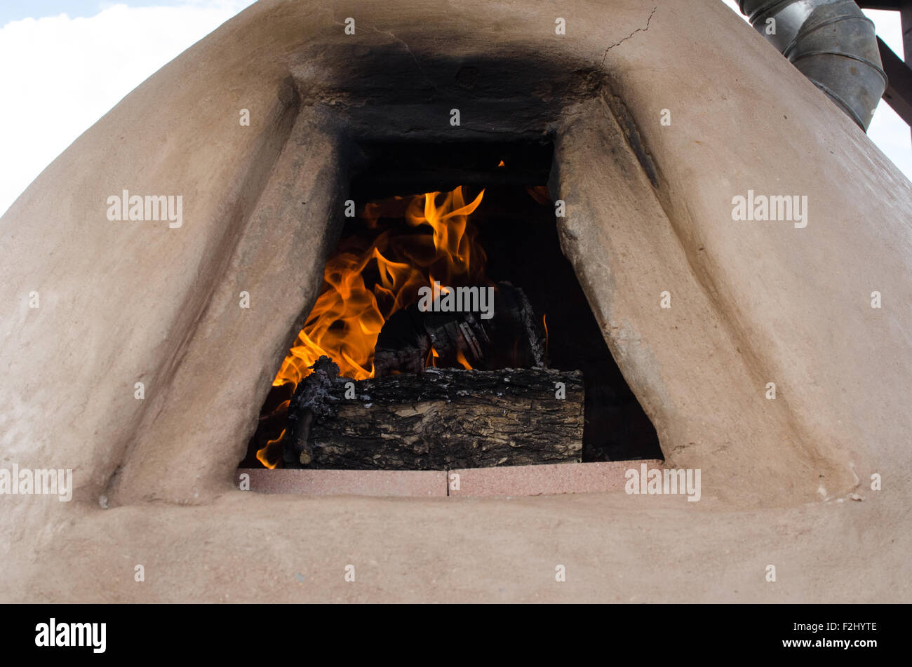 Die Brandentstehung ein Pizzaofen im freien Stockfoto