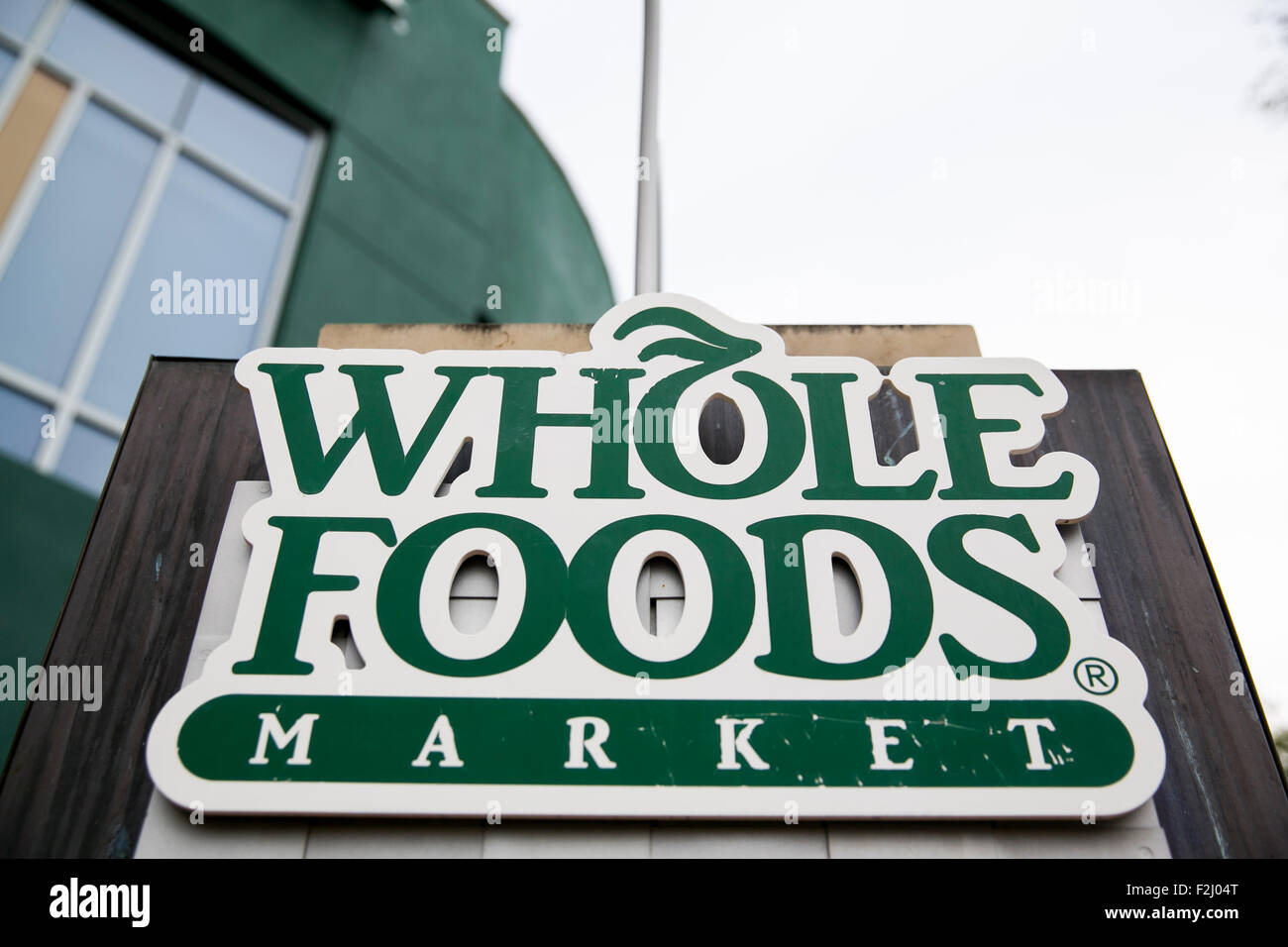 Ein Logo Zeichen außerhalb der zentrale und einem Speicherort der ganze Foods Market Inc. in Austin, Texas am 11. September 2015. Stockfoto