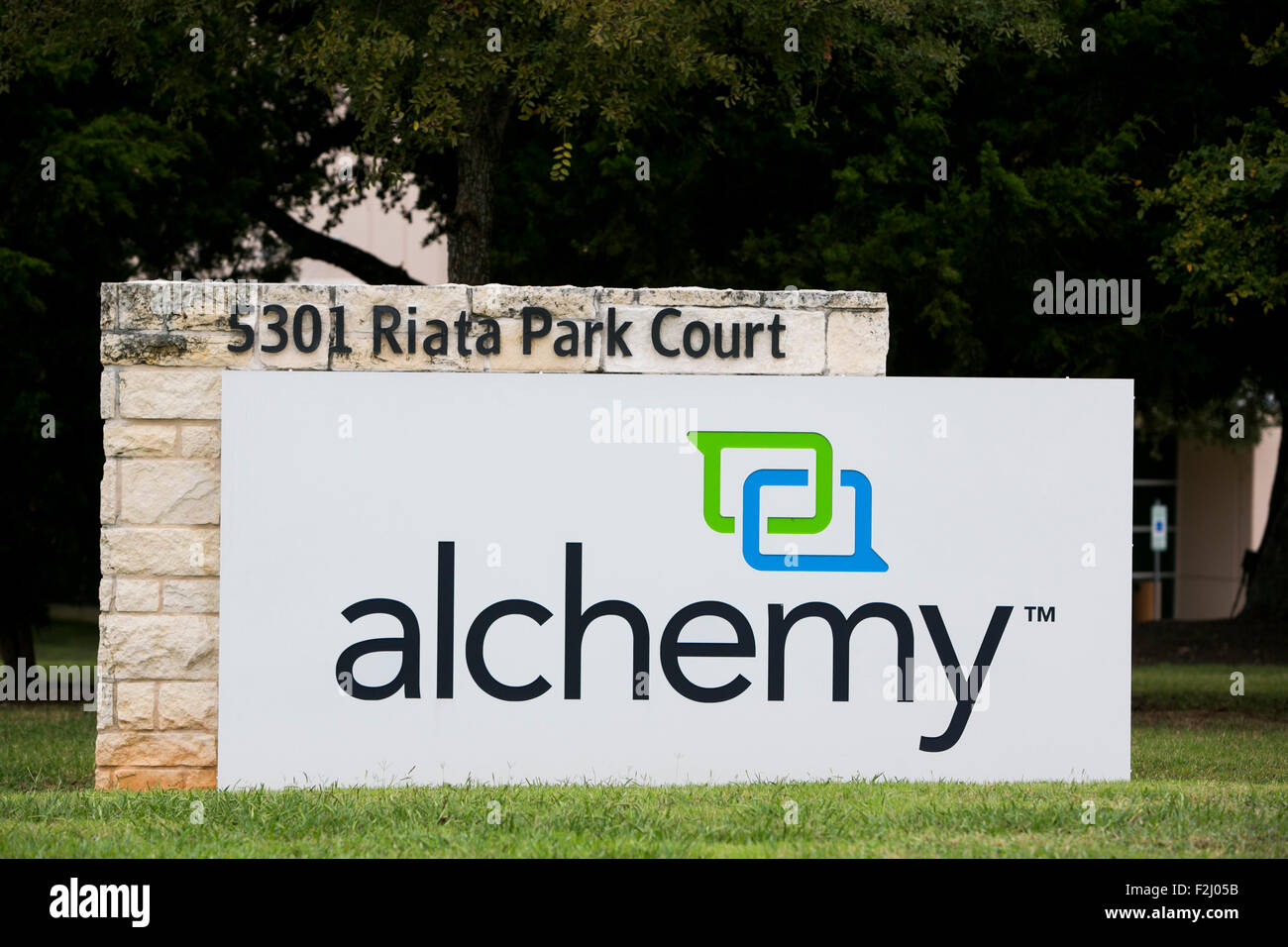 Ein Logo Zeichen außerhalb der Hauptsitz der Alchemie Systeme, LP, in Austin, Texas am 11. September 2015. Stockfoto