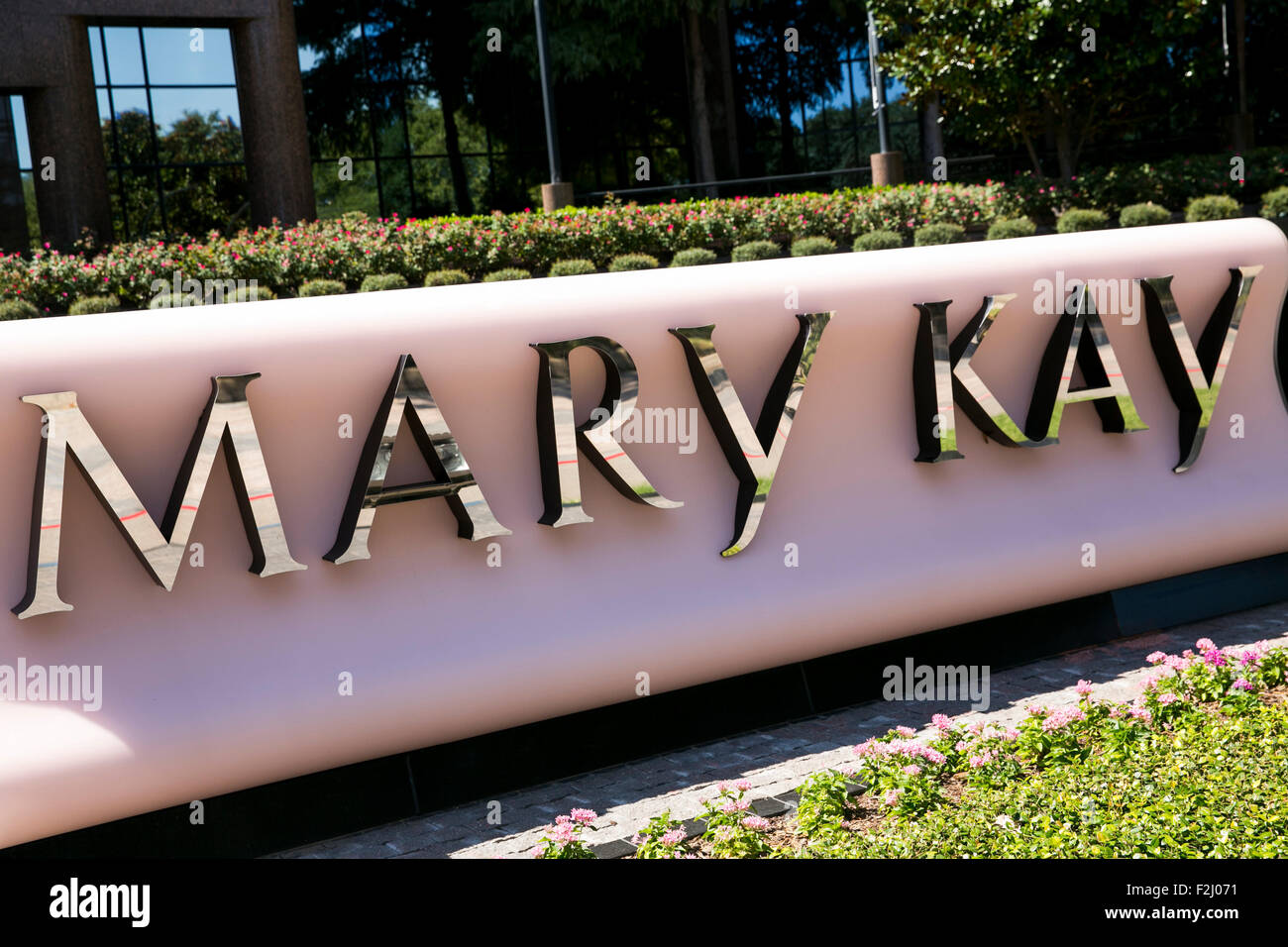 Ein Logo Zeichen außerhalb der Hauptsitz von Mary Kay, Inc., in Addison, Texas am 12. September 2015. Stockfoto