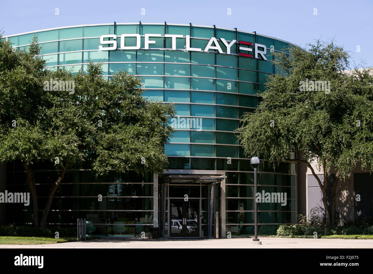 Ein Logo Zeichen außerhalb der Hauptsitz von SoftLayer Technologies, Inc. in Dallas, Texas am 12. September 2015. Stockfoto
