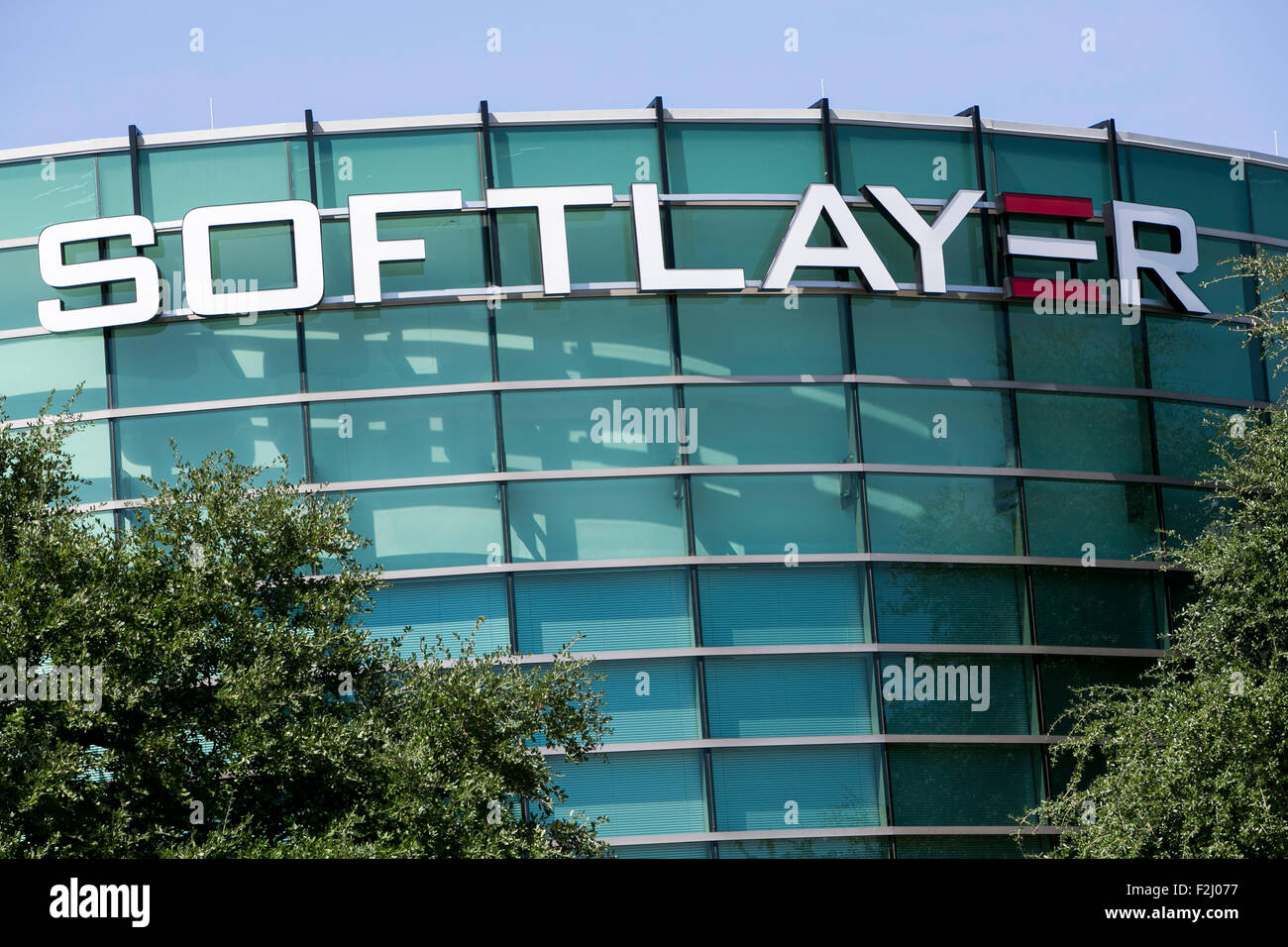 Ein Logo Zeichen außerhalb der Hauptsitz von SoftLayer Technologies, Inc. in Dallas, Texas am 12. September 2015. Stockfoto