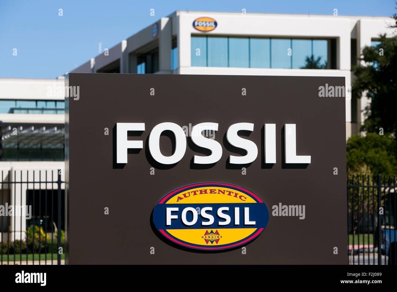 Ein Logo Zeichen außerhalb der Hauptsitz der Gruppe Fossil Inc. in Richardson, Texas am 12. September 2015. Stockfoto