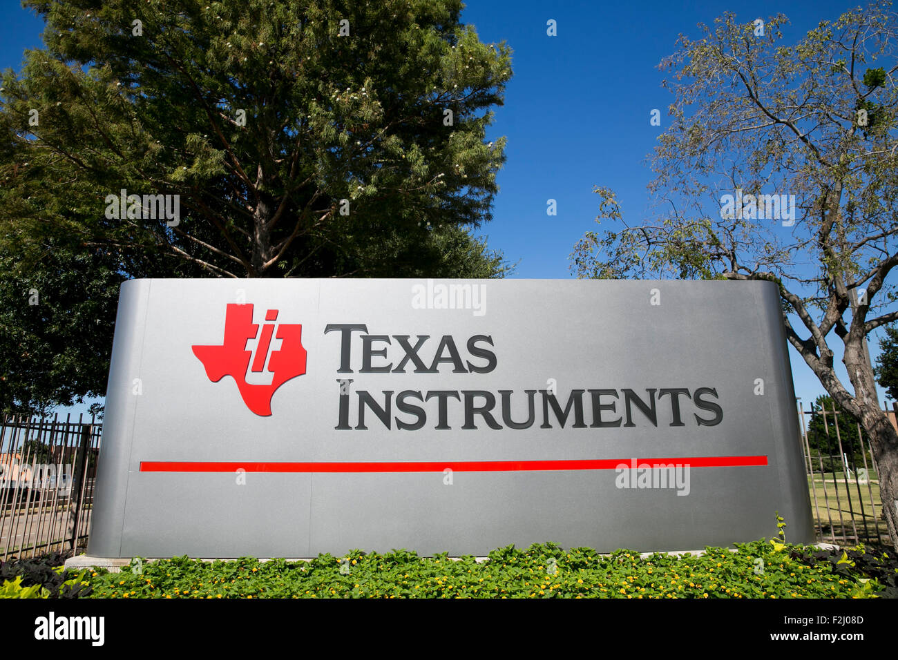 Ein Logo Zeichen außerhalb der Hauptsitz von Texas Instruments in Dallas, Texas am 12. September 2015. Stockfoto