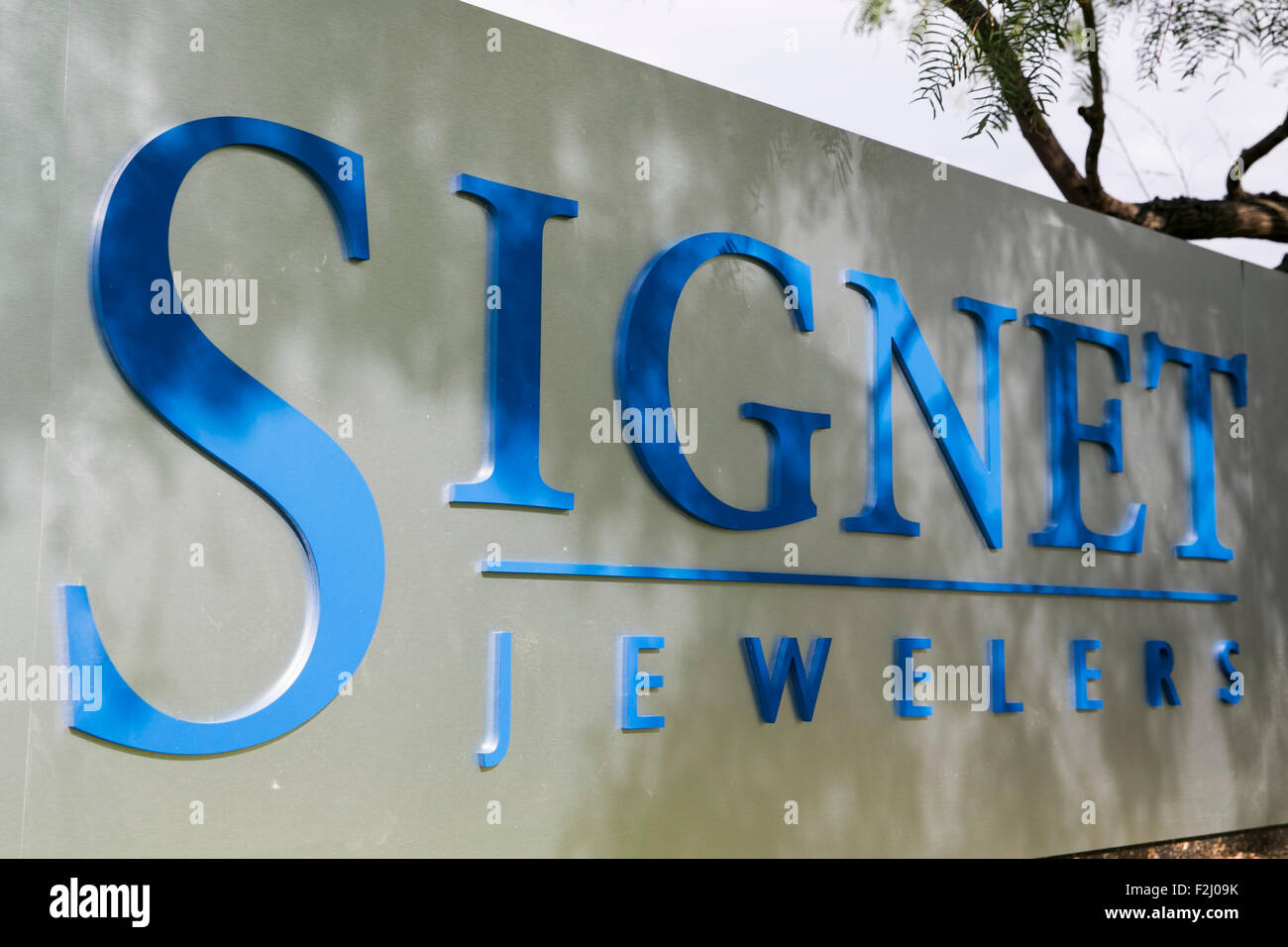 Ein Logo Zeichen außerhalb einer Einrichtung von Signet Jewelers Limited in Irving, Texas am 13. September 2015 besetzt. Stockfoto
