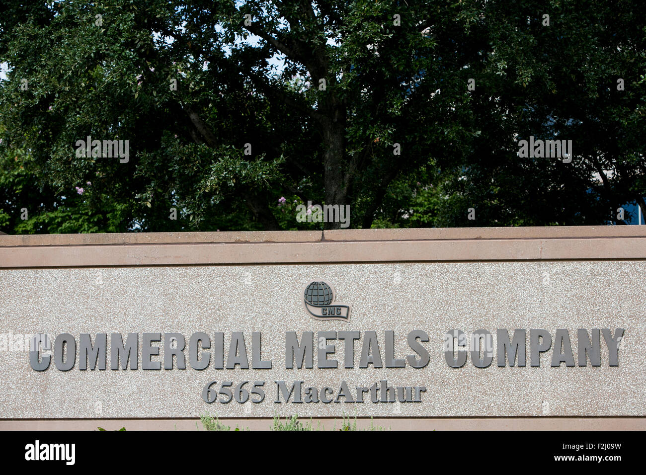 Ein Logo Zeichen außerhalb der Hauptsitz der Metalle Handelsgesellschaft in Irving, Texas am 13. September 2015. Stockfoto