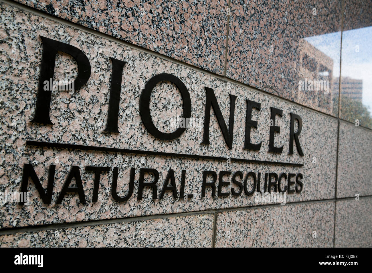 Ein Logo Zeichen außerhalb der Hauptsitz der Pionier Naturressourcen Co. in Irving, Texas am 13. September 2015. Stockfoto