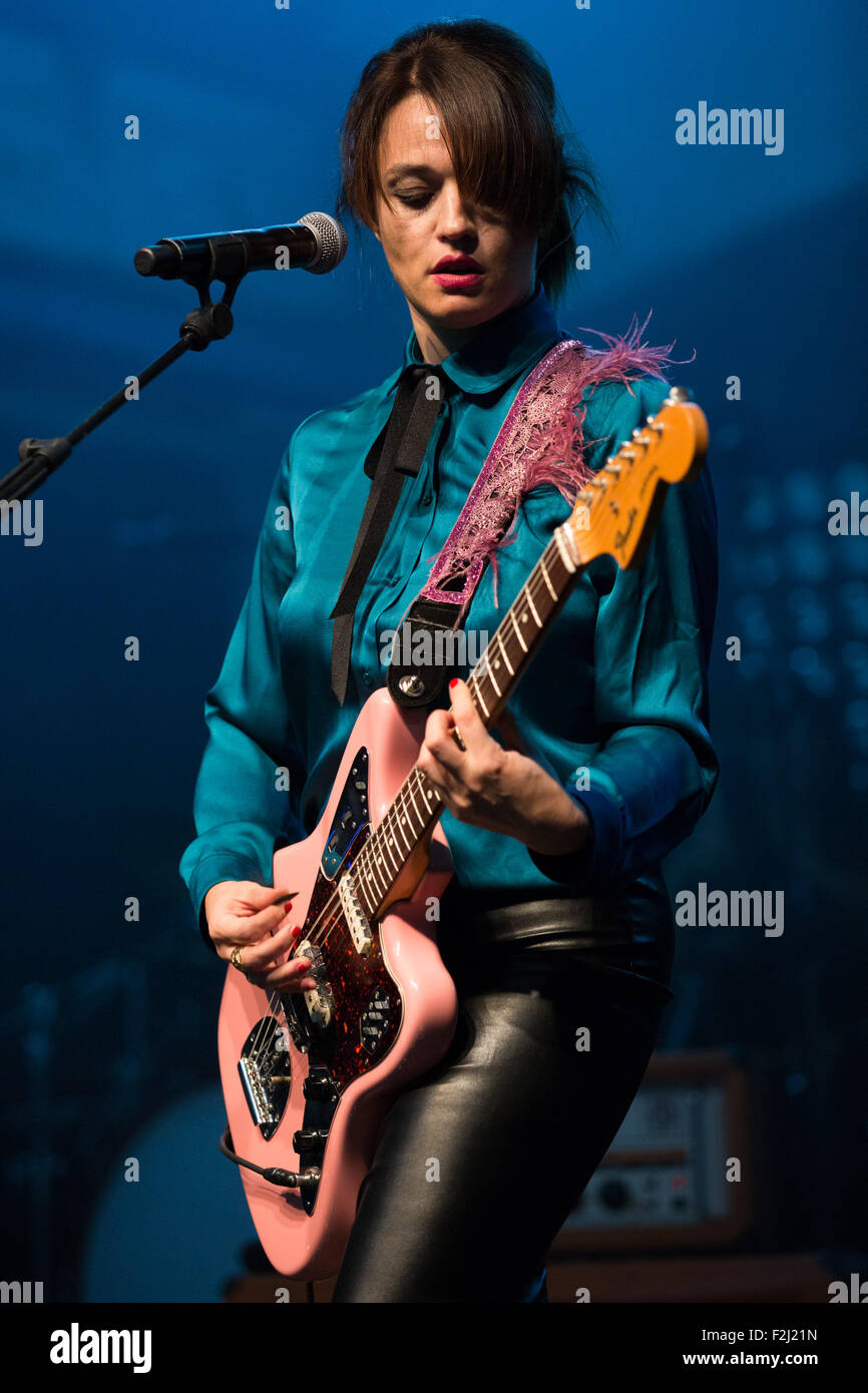 Turin, Italien. 19. Sep, 2015. Italienische Sängerin Carmen Consoli, den Spitznamen der Cantantessa live gespielt am Festival Star mit ihrer Tour "L'Abitudine di Tornare". Es hat den gleichen Namen, der das letzte Album von Carmen Consoli ging eine goldene Schallplatte. Bildnachweis: Elena Aquila/Pacific Press/Alamy Live-Nachrichten Stockfoto