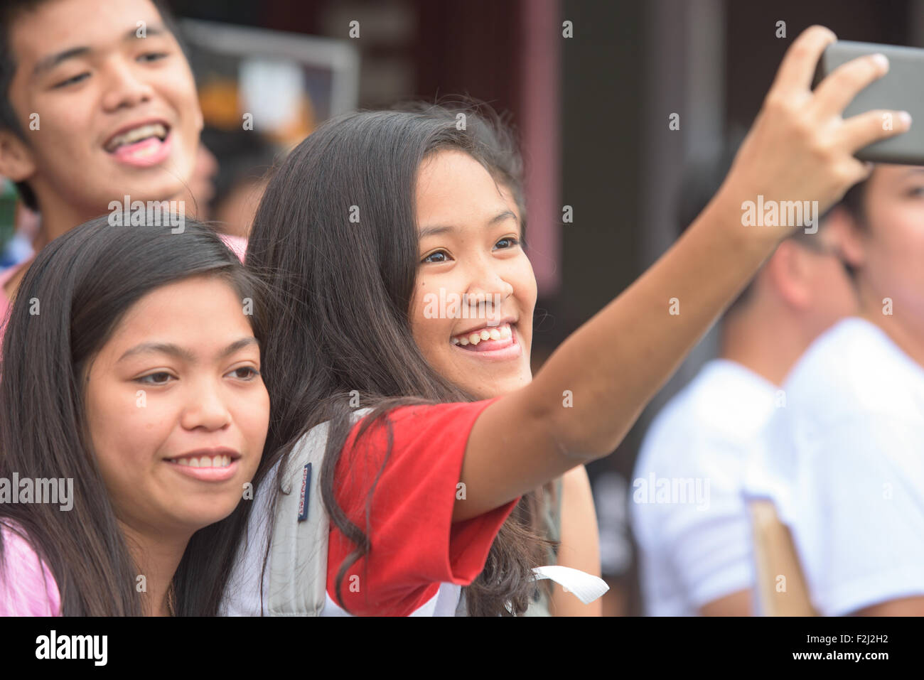 Philippinische Jugendliche unter Selfies auf der Straße in General Santos City, Mindanao, Philippinen Stockfoto