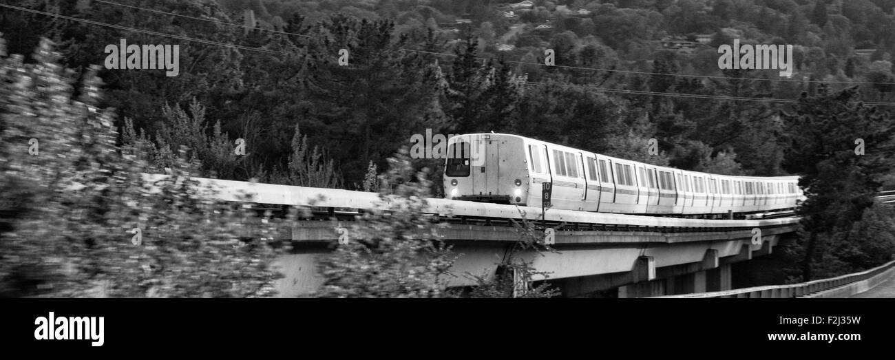 Zug bewegen auf Brücke, San Francisco, Kalifornien, USA Stockfoto