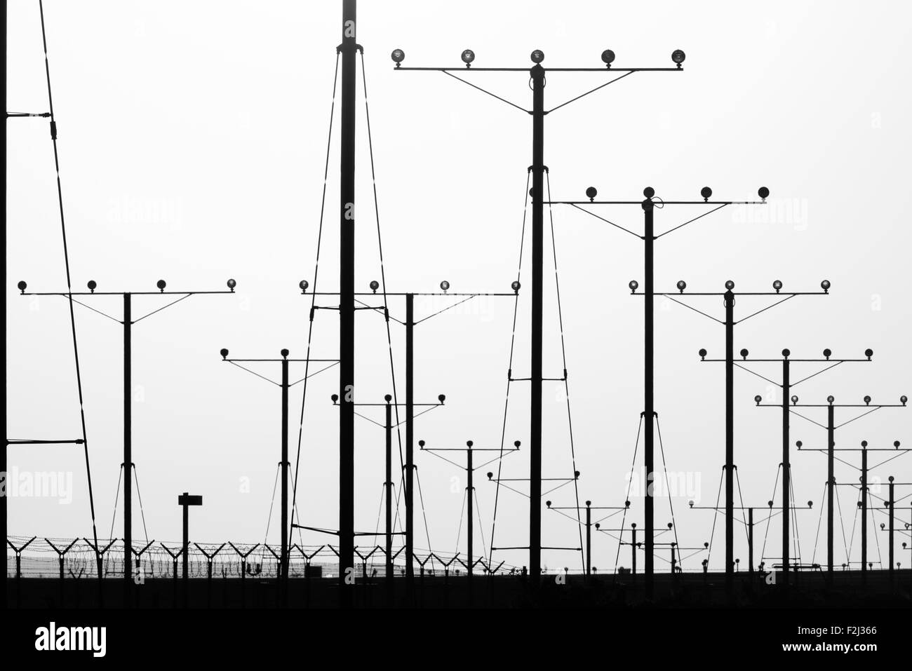 Landescheinwerfer während des Sonnenuntergangs am Los Angeles International Airport, Los Angeles, Kalifornien, USA Stockfoto