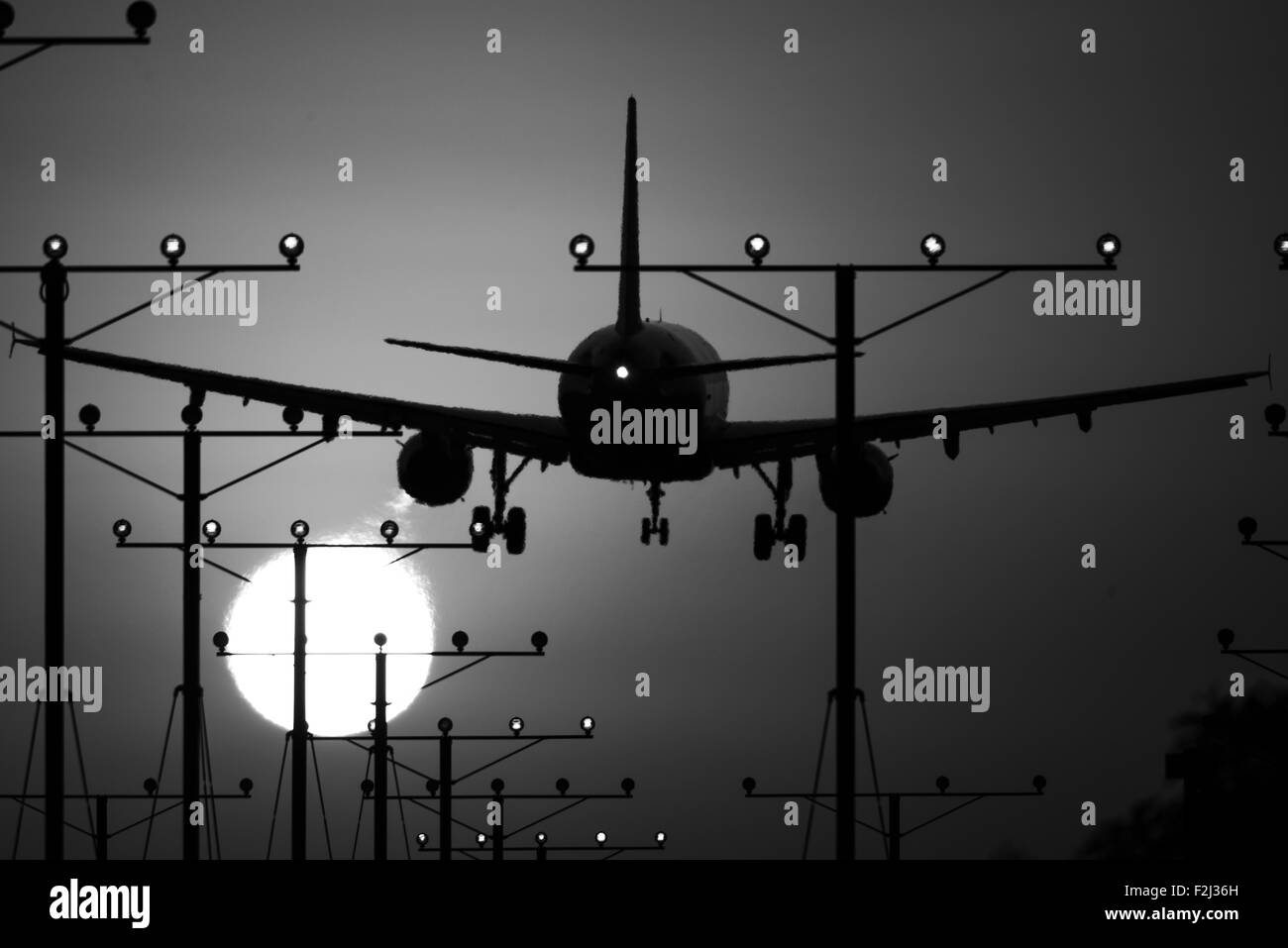 Flugzeug landet auf dem Flughafen Los Angeles während des Sonnenuntergangs, Los Angeles, Kalifornien, USA Stockfoto