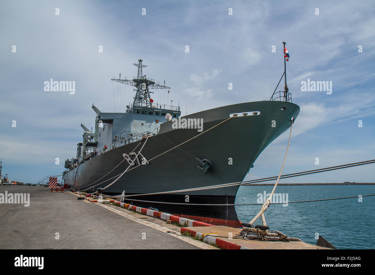 Die Fregatte schnell zeigte FF Kampfschiff für Thais und Touristen in Sattahip Marinestützpunkt besuchen Stockfoto