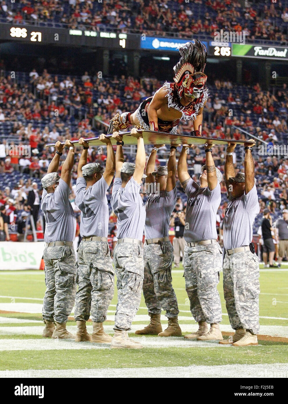 San Diego, CA. 19. Sep 2015. San Diego State University Maskottchen push-up während Armee ROTC jüngstere Söhne ihn in der Luft, halten nachdem ein Touchdown, während der San Diego State University Azteken Heimniederlage in der Overtime an der University of South Alabama Jaguars im Qualcomm Stadium in San Diego, CA. Justin Cooper/CSM/Alamy Live News erzielt ist Stockfoto