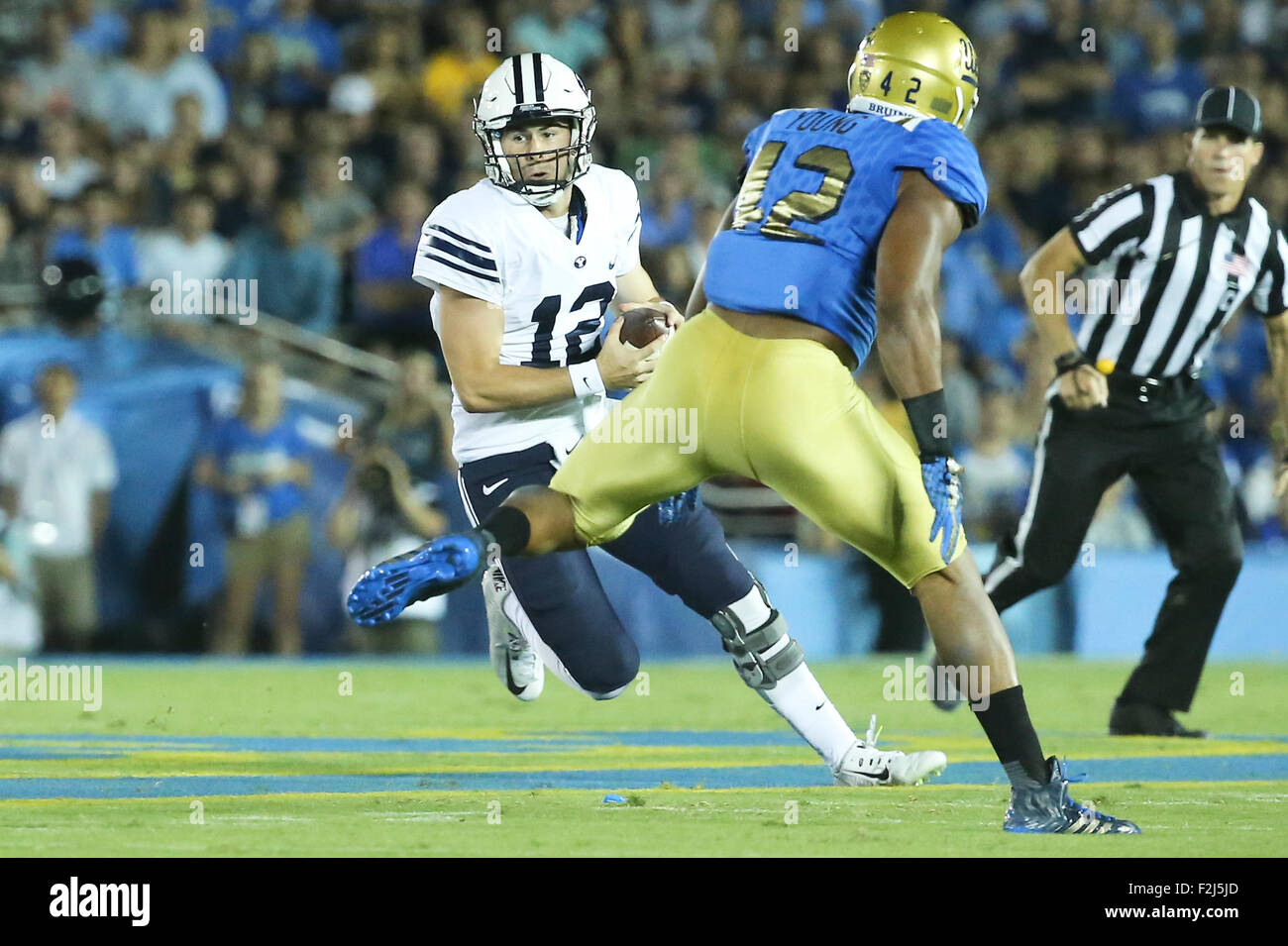 Pasadena, CA. 19. Sep 2015. Brigham Young Cougars Quarterback Tanner Mangum #12 findet einige laufende Platz im Spiel zwischen der BYU Cougars und die UCLA Bruins und der Rose Bowl in Pasadena, CA. Fotograf: Peter Joneleit für Cal Sport Media/Alamy Live News Stockfoto