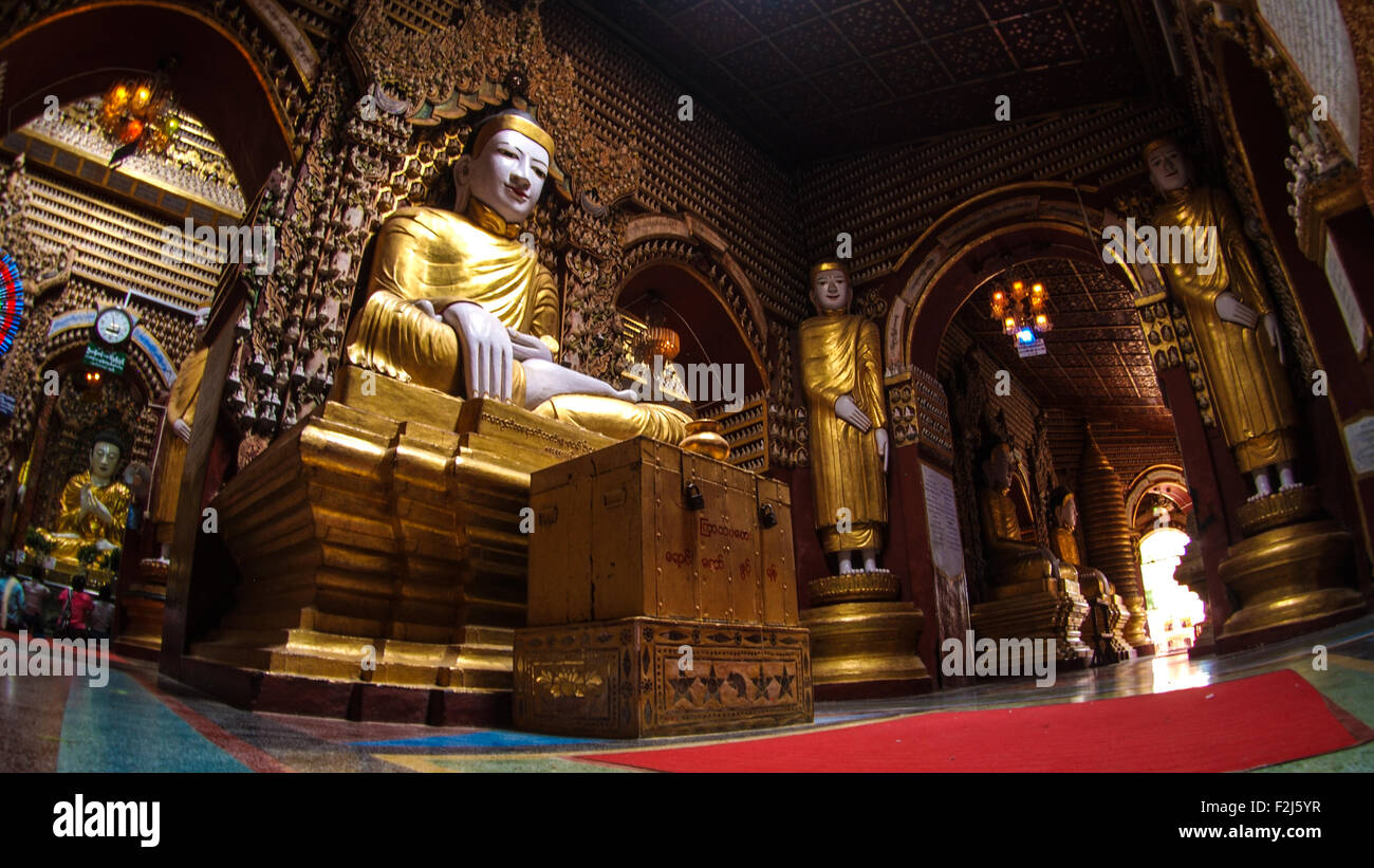 Sitzende Buddha-Statue in Thanboddhay Pagode in der Nähe von caused Stockfoto