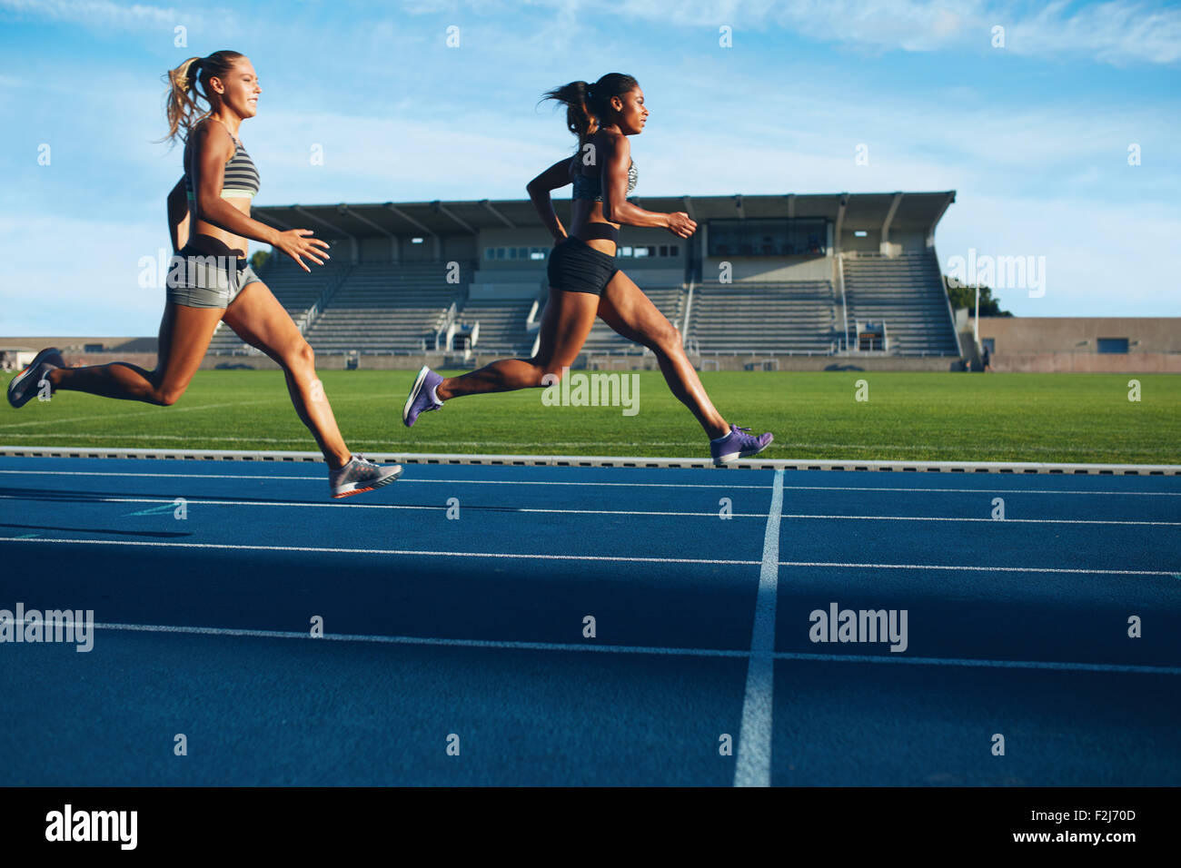 Athleten erreicht Ziellinie auf Rennstrecke während der Trainingseinheit. Junge Weibchen konkurrieren in einem Track-Event. Laufenden Rennen pra Stockfoto