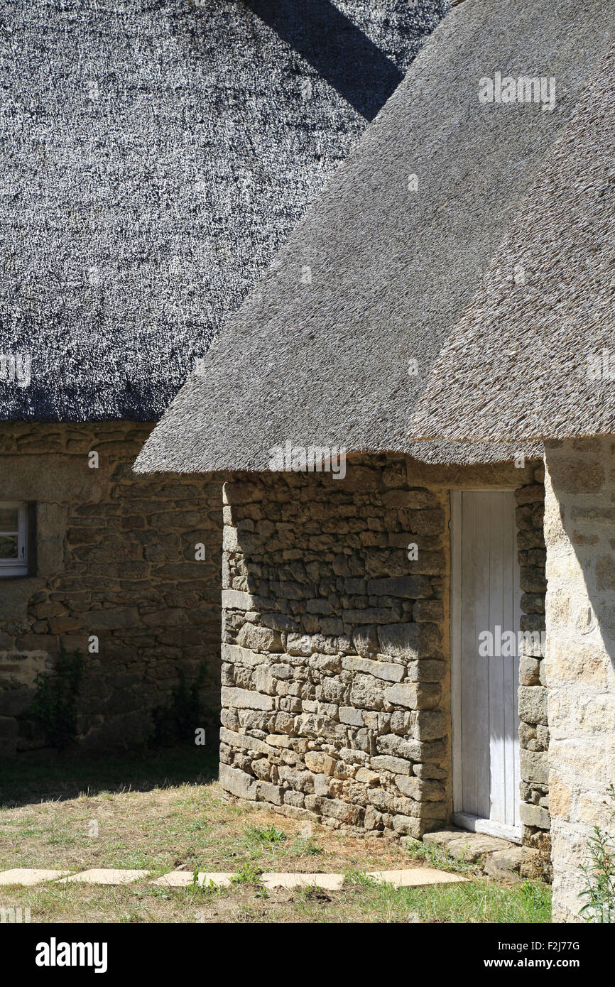 Traditionellen strohgedeckten Hütten in Kerhinet, Parc natural regional de Briere, Guerande, Loire Atlantique, Frankreich, Europa Stockfoto