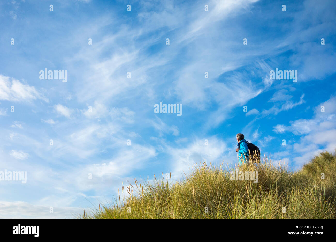 Ein Walker auf Seaton Carew Strand bei Sonnenaufgang, die 55 km lange Strecke von The England Coast Path antritt. Seaton Carew, England. UK Stockfoto