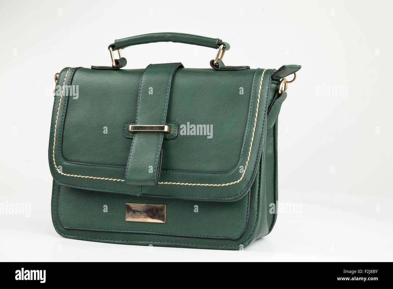 grüne Damen Tasche isoliert auf weiss Stockfoto