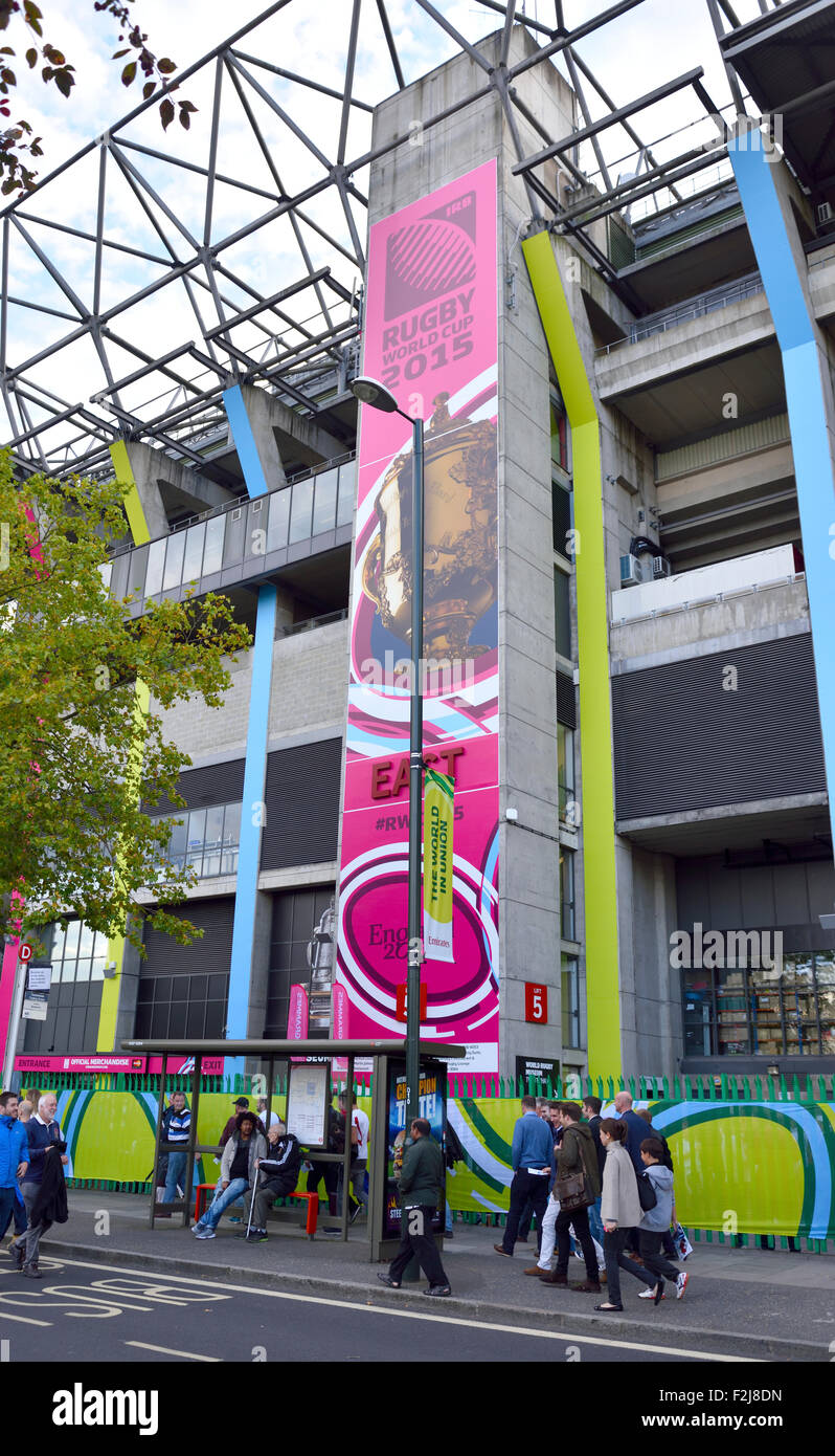 Rugby-Fans im Twickenham Stadion für das Eröffnungsspiel der WM 2015 Stockfoto