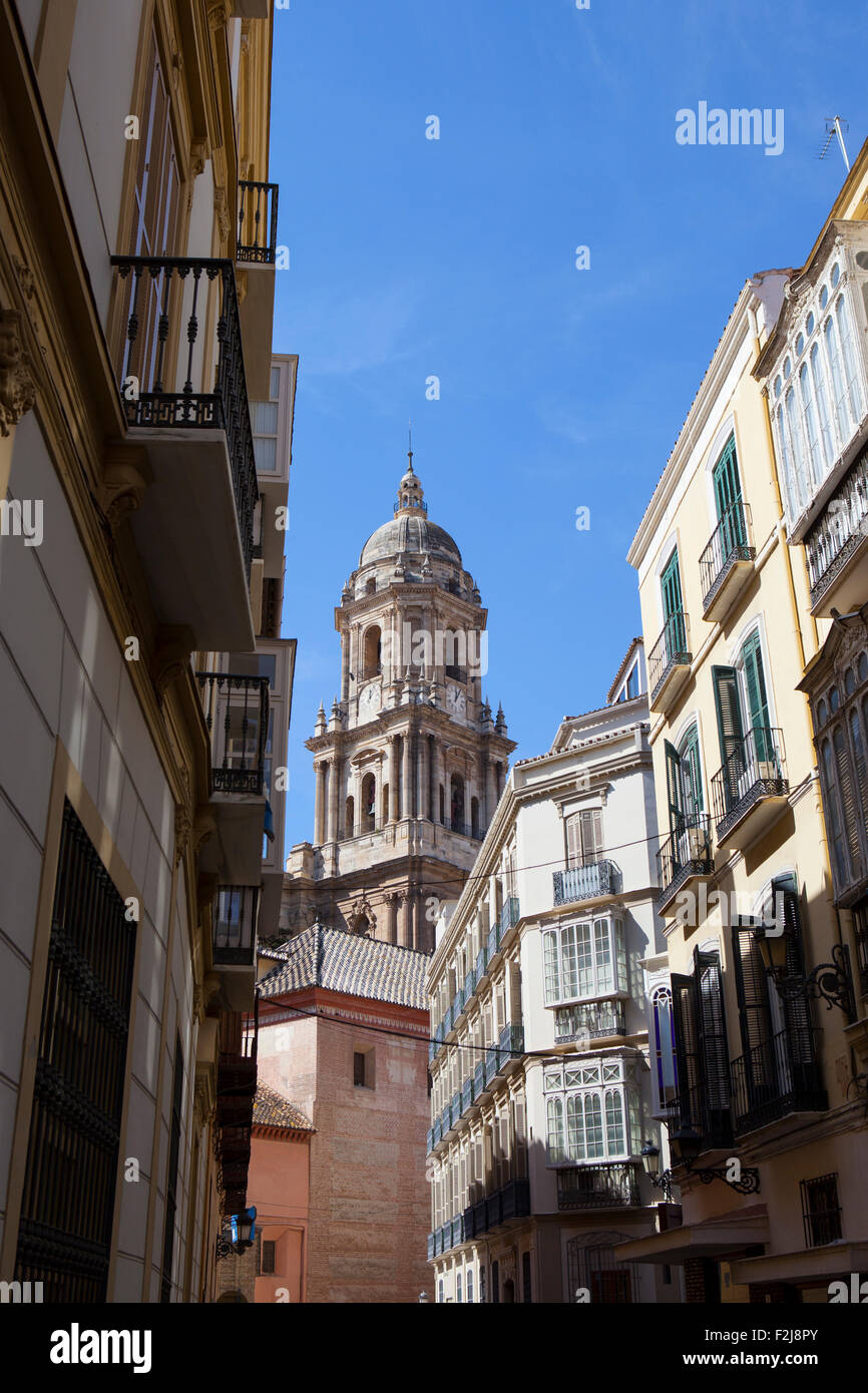 Turm der Kathedrale von Malaga aus alten Straßen der Stadt, Spanien Stockfoto