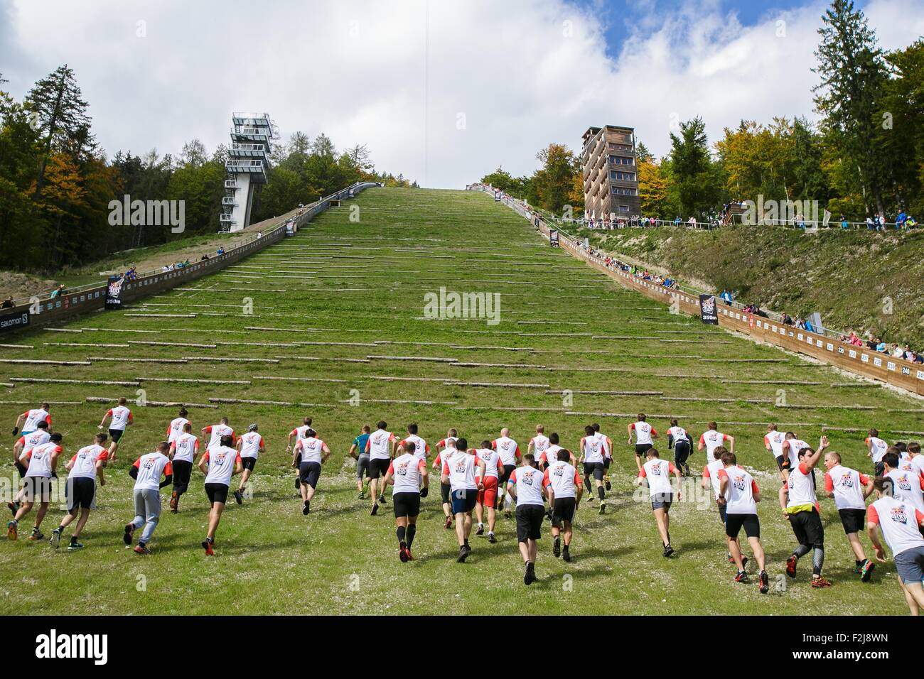 Planica, Slowenien. 19. Sep, 2015. Konkurrenten führen die Flugschanze während des 3. Red Bull 400-Rennens im slowenischen Planica 19. September 2015. Vier - hundert und fünfundzwanzig Männer und Frauen raste einander während der 3. Red Bull 400-Rennen an die Spitze der berühmten Flugschanze in Planica, 400 lfm bis an die Spitze der Schanze. Antonella Confortolla Italien gewann die Frauen-Wettbewerb in 6 Minuten und 25 Sekunden. Ahmet Arslan der Türkei gewann die Männer in 5 Minuten und 8 Sekunden. Slowenischen Mannschaften gewannen die Staffelläufe. © Luka Dakskobler/Xinhua/Alamy Live-Nachrichten Stockfoto