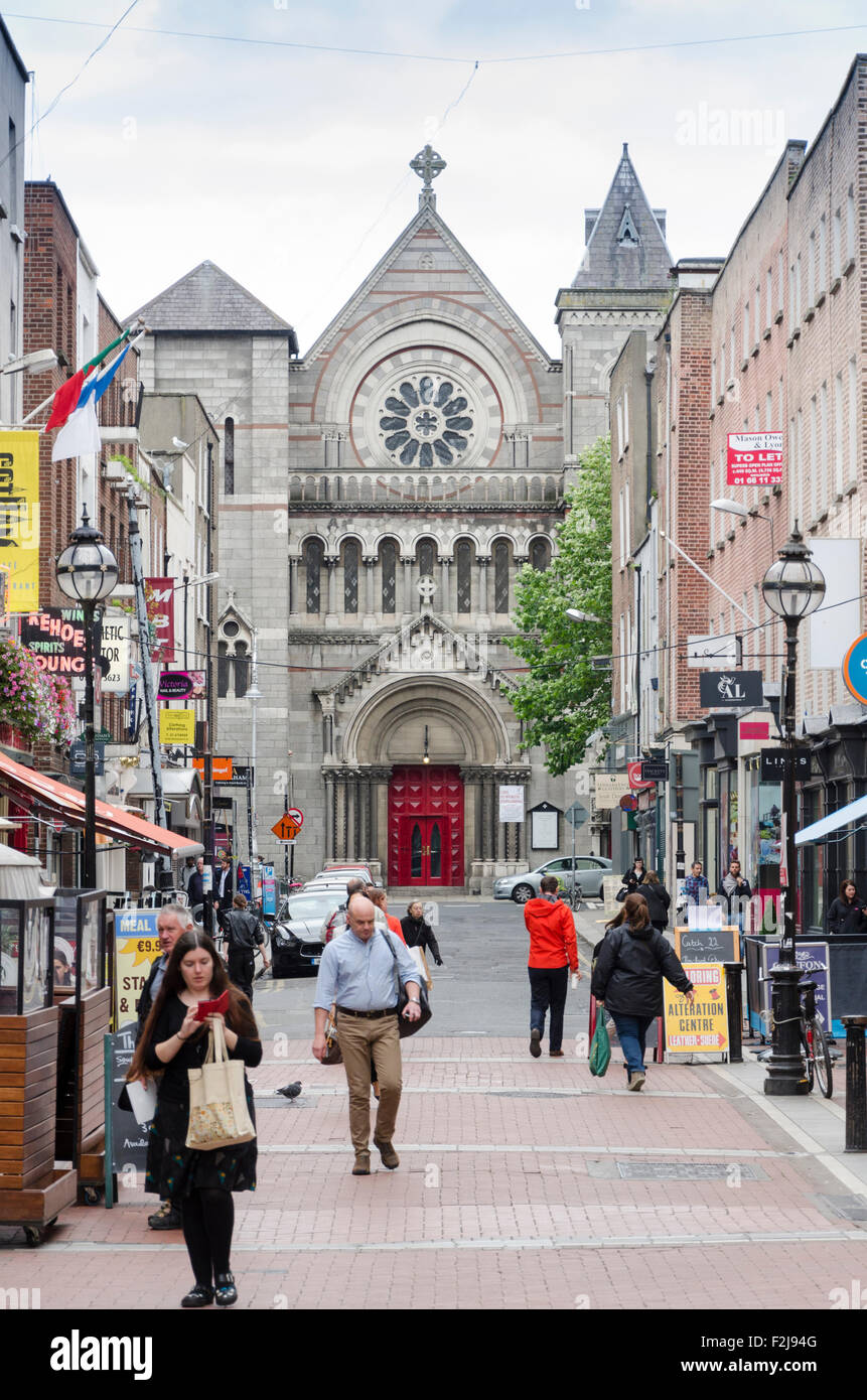 Blick auf St. Annen Kirche von Irland von Grafton Street, Dublin, Irland Stockfoto
