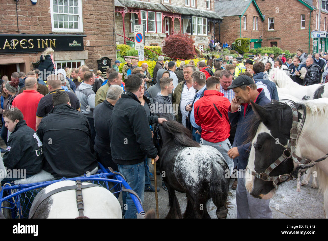 Straßenszenen in Appleby Horse Fair in Cumbria, wo Pferde auf der Straße verkauft werden. UK Stockfoto