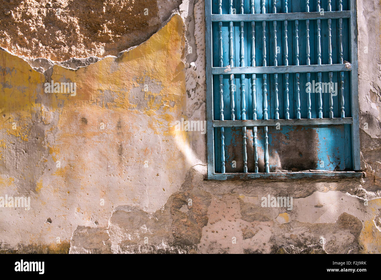 Ein geschlossenes Fenster in Alt-Havanna, Kuba. Stockfoto