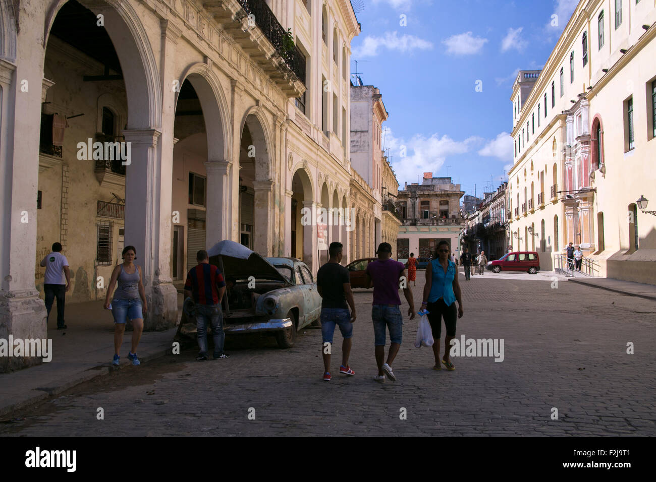 Typische Straßenszene in Alt-Havanna, Kuba. Stockfoto