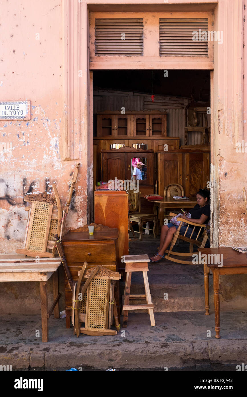 Ein chaotischen Möbelgeschäft Anzeigen von Stühlen und Tischen auf einer schmalen Straße, in der Kolonialstadt Granada, Nicaragua Stockfoto