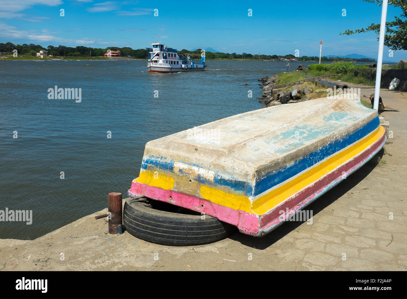 Eine kleine Personenfähre geht die Mole in den Hafen von Rivas am Ufer des Nicaraguasees. Täglich Fähren nach Ometepe Stockfoto