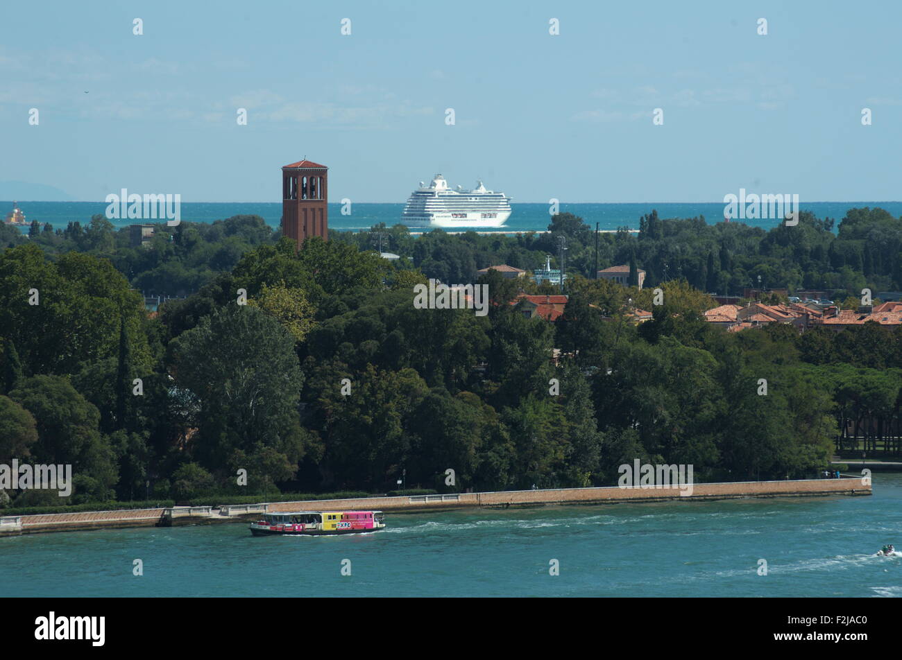 Boot im Canal Grande Venedig mit Kreuzfahrtschiff im Hintergrund Stockfoto