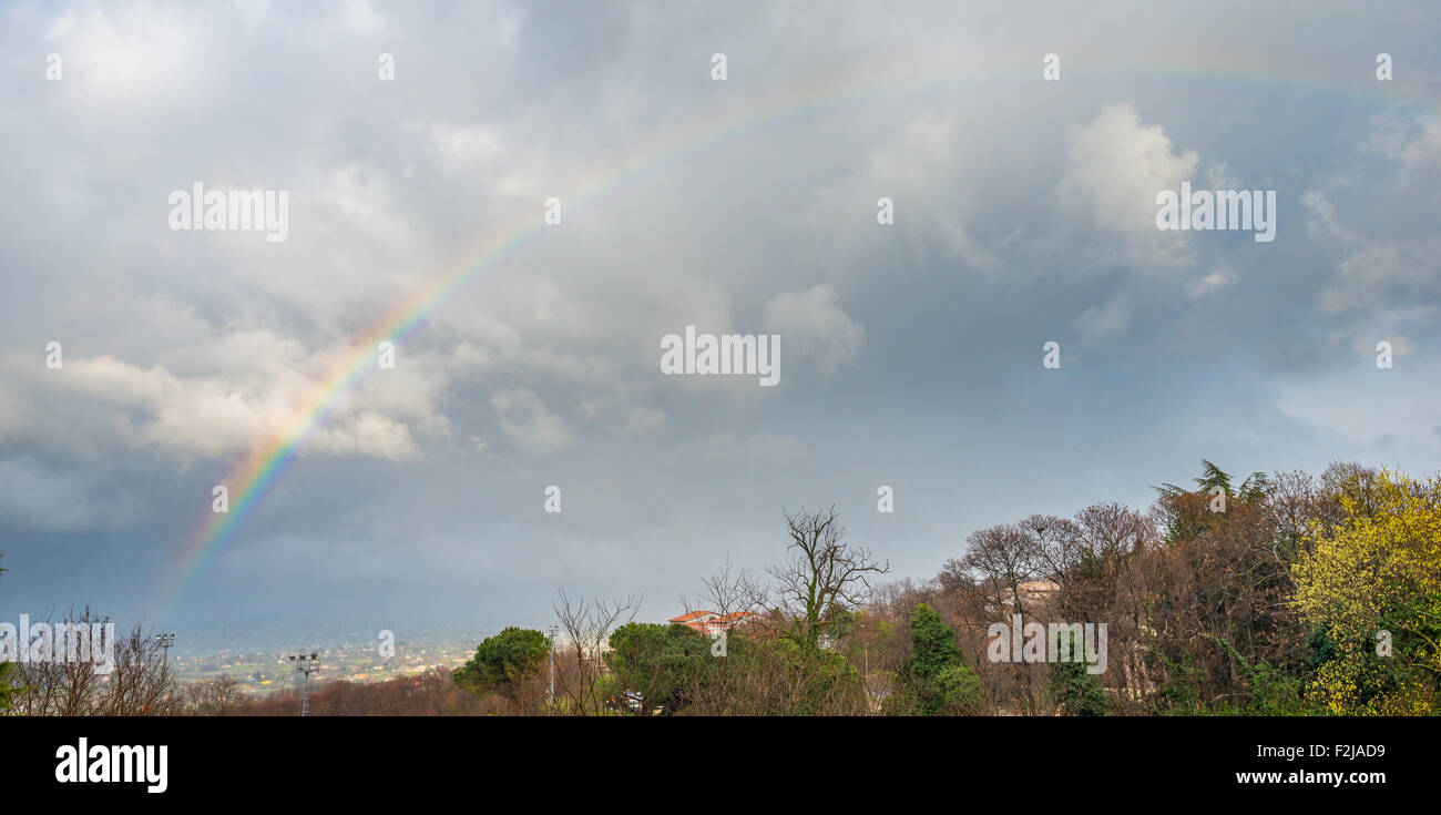 Regenbogen im Tal am Monte Compatri, einer kleinen Stadt in der Nähe von Rom, Italien Stockfoto