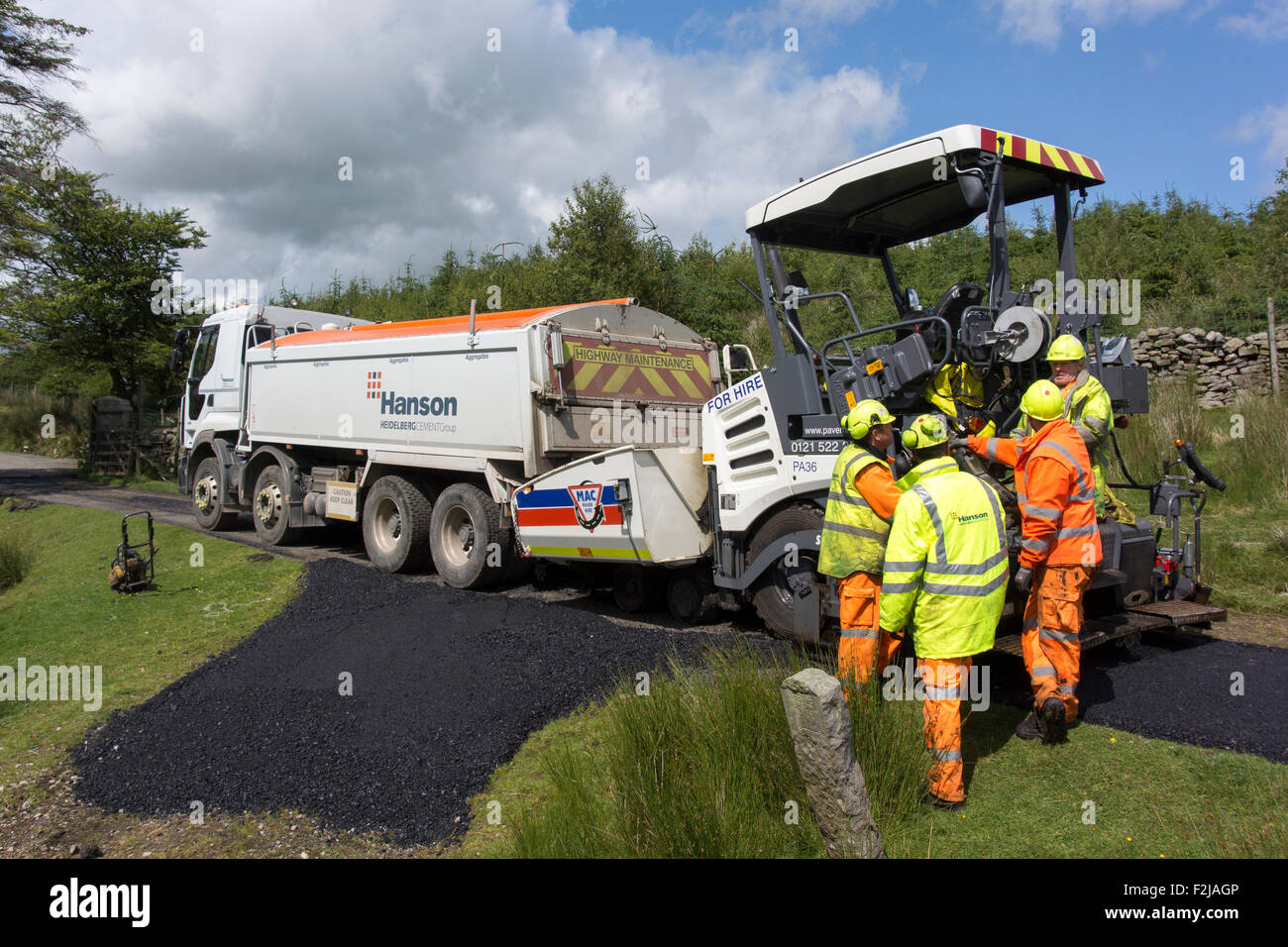 Grafschaftsrat Arbeiter mit Asphalt auf Landstraße in Cumbria, UK. Stockfoto