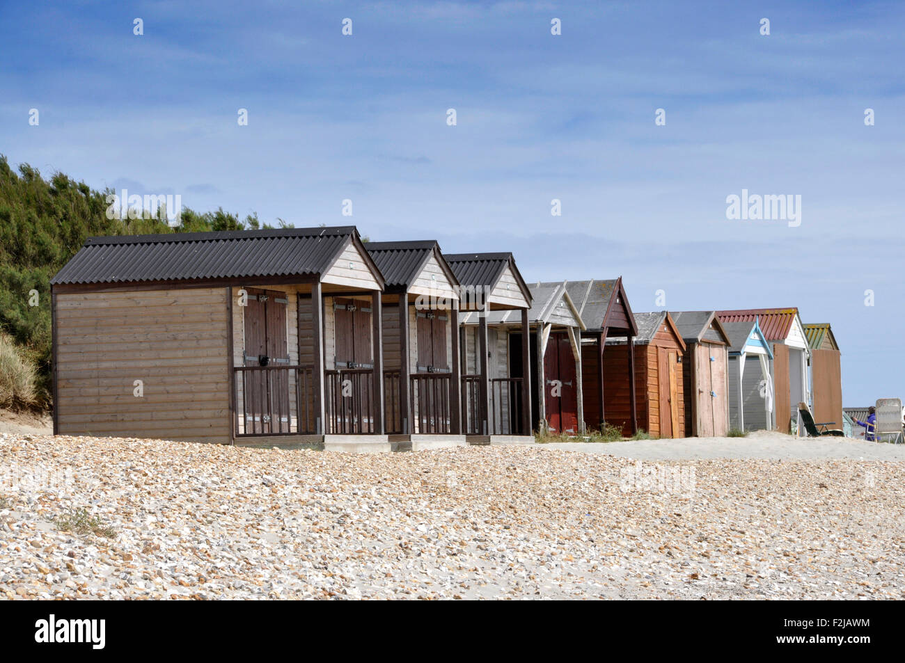 Sommer Sonne - strahlend blauer Himmel - am Strand - hölzerne Strandhütten - öde und langweilig - Kontrast - Umfang für die Renovierung Stockfoto